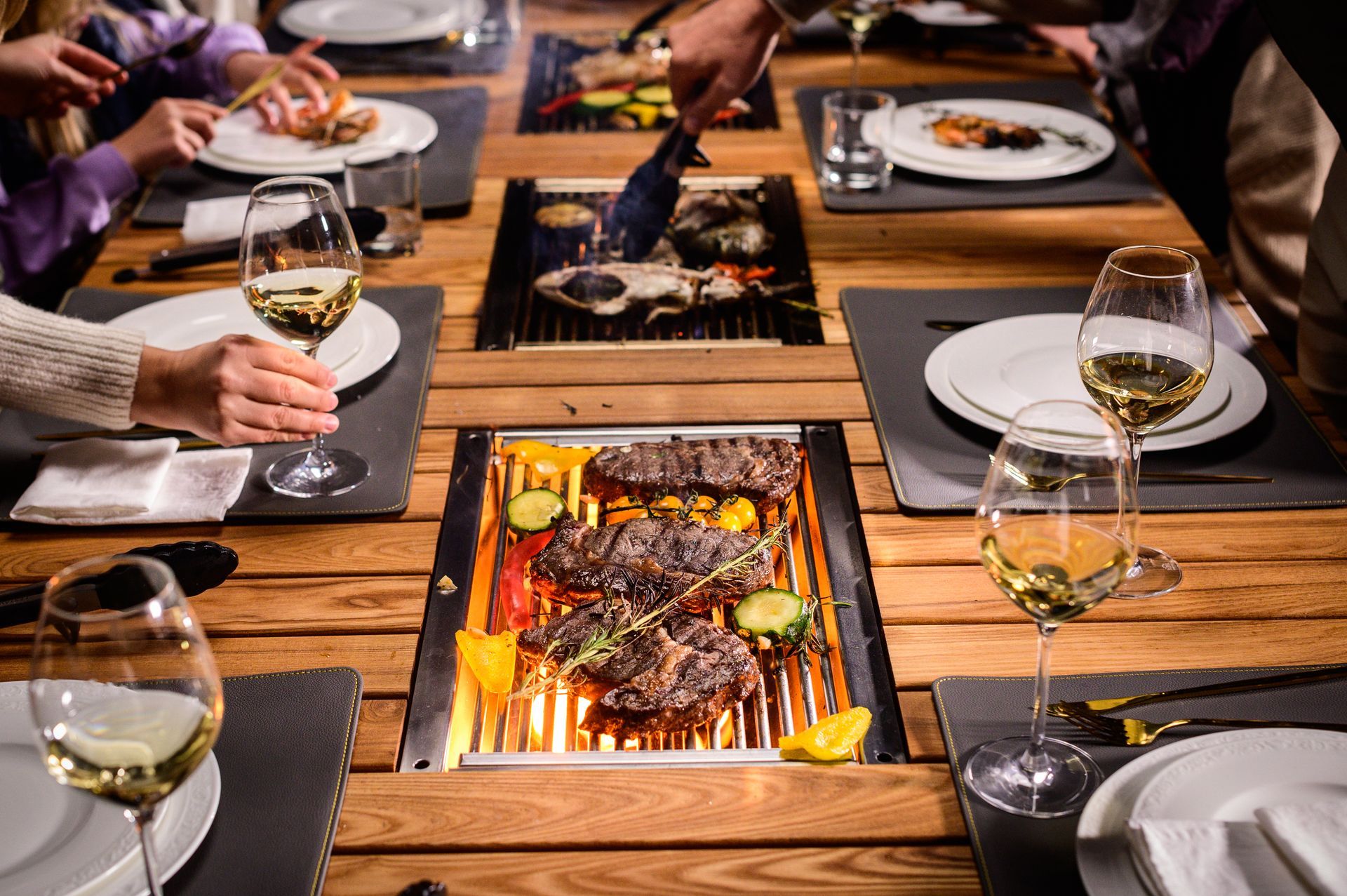 Premium Gasgrill mit Tisch