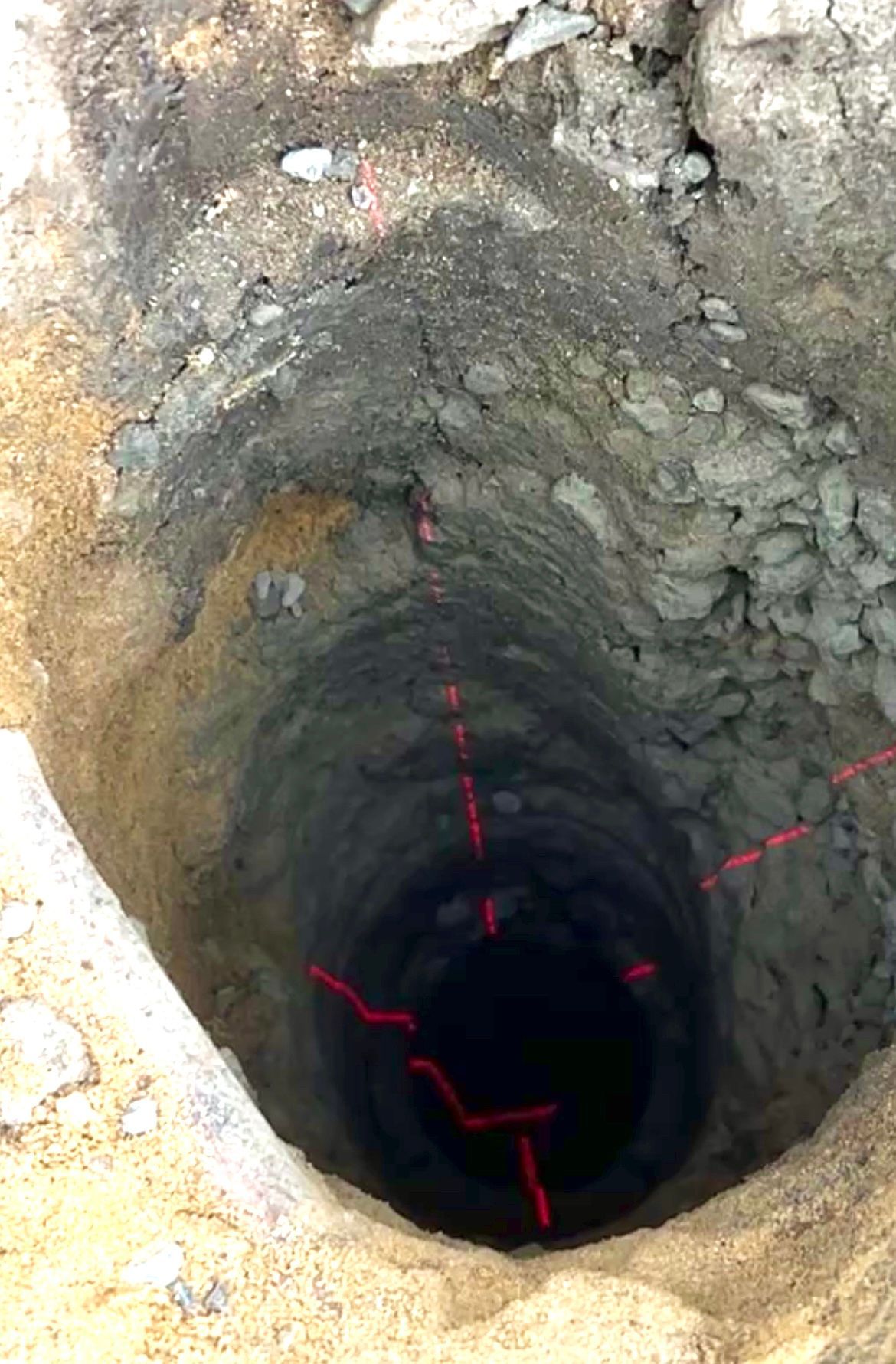 Mit dem Laser lotrecht verfüllen: Vertikal oder schräg: Der Stopfkolben fährt immer lotrecht zur Bohrung