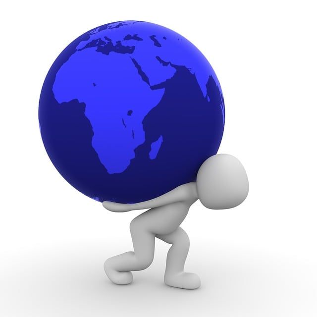 Un monigote arrastrando al globo terraqueo que representa la herencia y por tanto el monigote como heredero debe soportar las obligaciones de la herencia