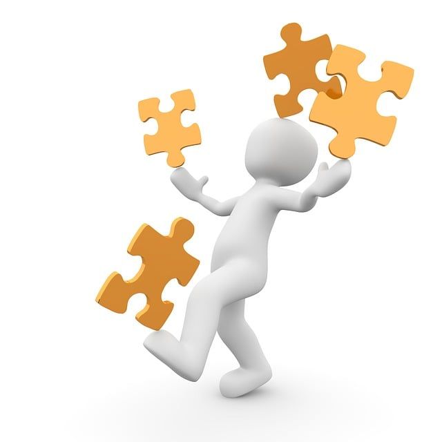 Legatario sosteniendo sus legados que son varias piezas de puzzle