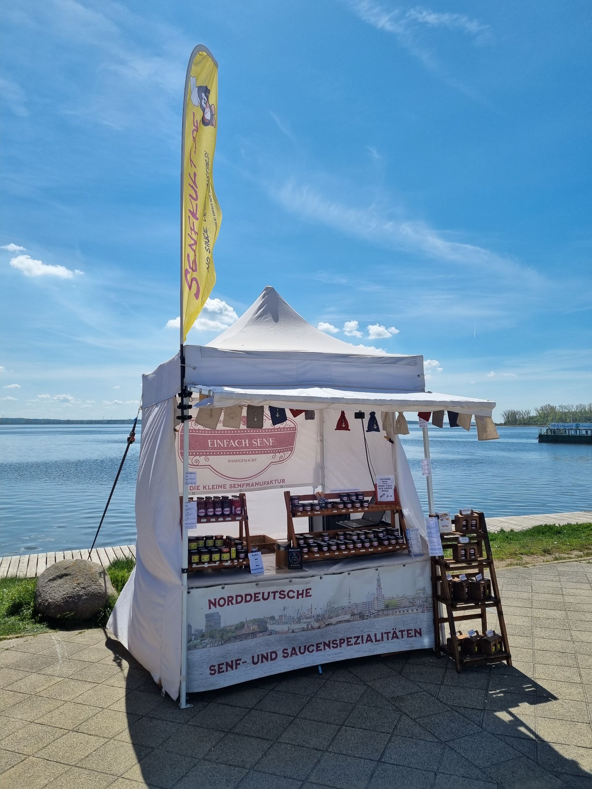 Bild: Einfach Senf im Zelt auf einem Markt in Großenbrode