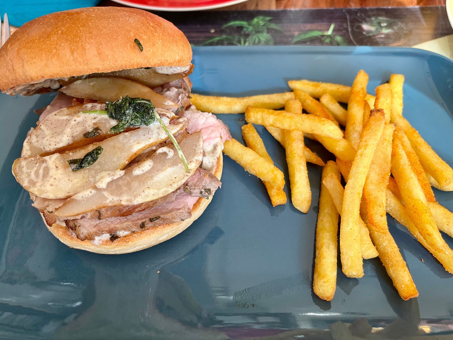 Burger Beide Bunhälften mit der Wasabi Senf Mayonnaise bestreichen. Das Fleisch gleichmäßig auf
beide unteren Bunhälften verteilen. Pro Burger 2 Viertel Birne legen die vorher in düne
Scheiben geschnitten wurde und mit der oberen Bunhälfte abdecken.
