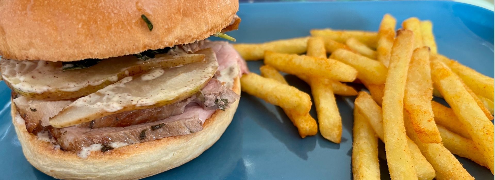 Pan Fried Pork Chop Burger mit Pommes Pan Fried Pork Chop Burger mit Pommes