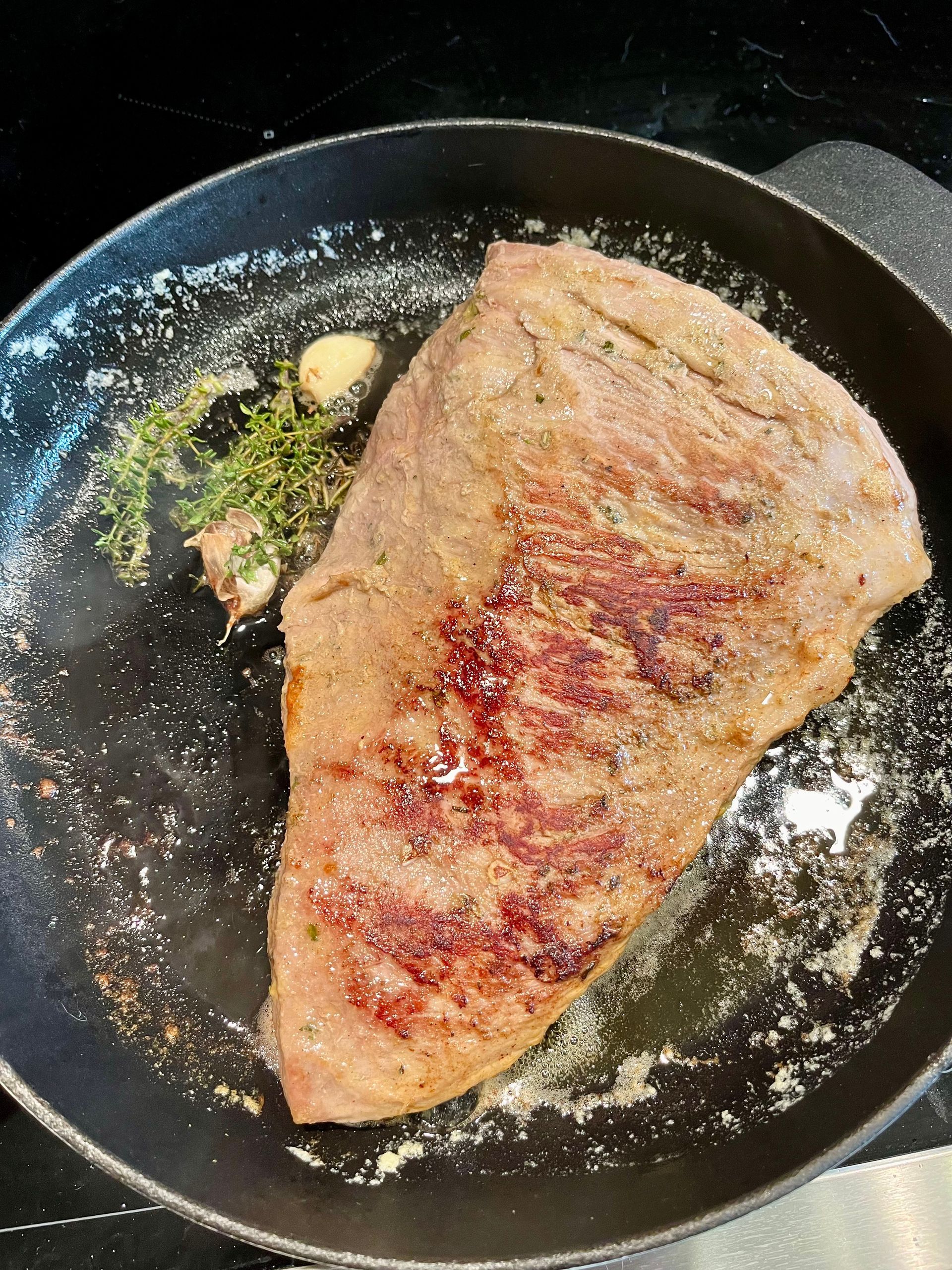 Fleisch in Pfanne zubereitet