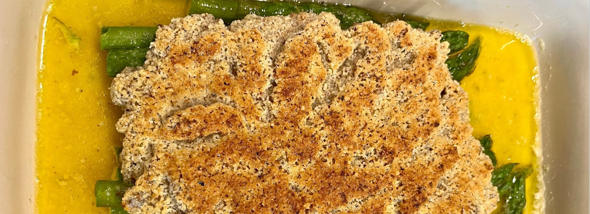 Überbackener grüner Spargel mit Senfkruste Überbackener grüner Spargel mit Senfkruste