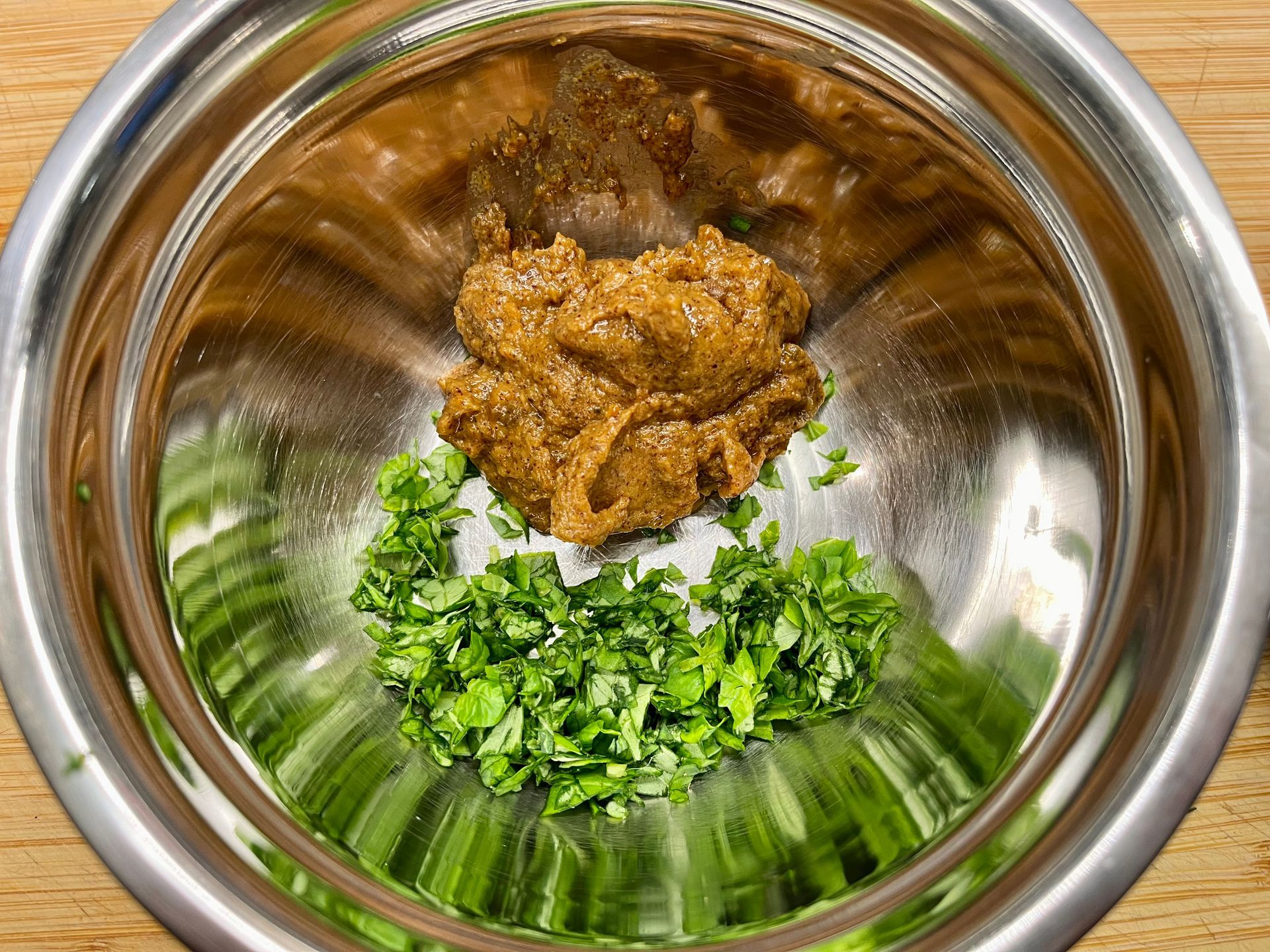 Den Tomatensenf in einer kleinen Schüssel mit dem gehackten Basilikum verrühren. Den Tomatensenf in einer kleinen Schüssel mit dem gehackten Basilikum verrühren.