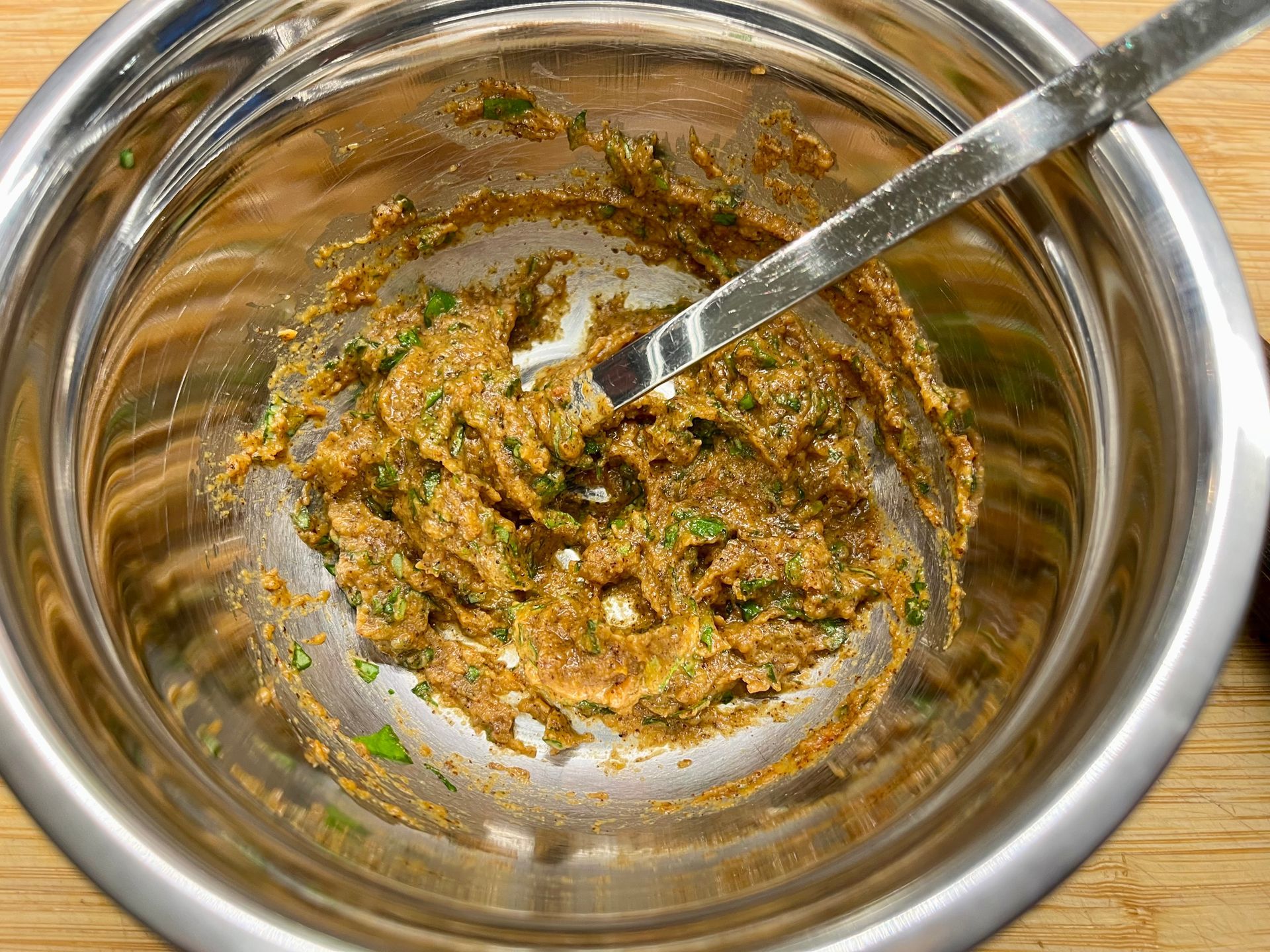 Den Tomatensenf in einer kleinen Schüssel mit dem gehackten Basilikum verrühren. Den Tomatensenf in einer kleinen Schüssel mit dem gehackten Basilikum verrühren.
