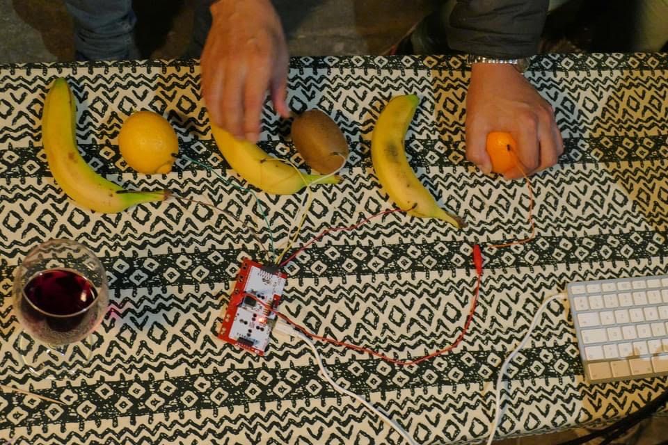 Phil Canals - FruitJazz Interactif Performance - Le Saki Noir Phil Canals - FruitJazz Interactif Performance - Le Saki Noir