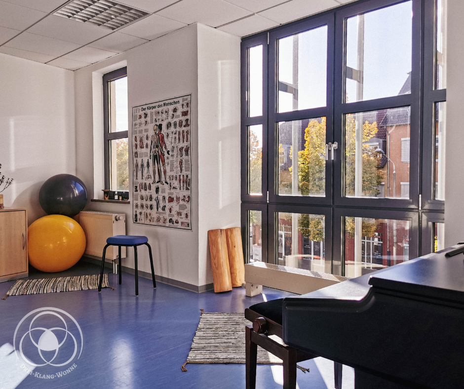 Heller Therapieraum mit großer Fensterfront