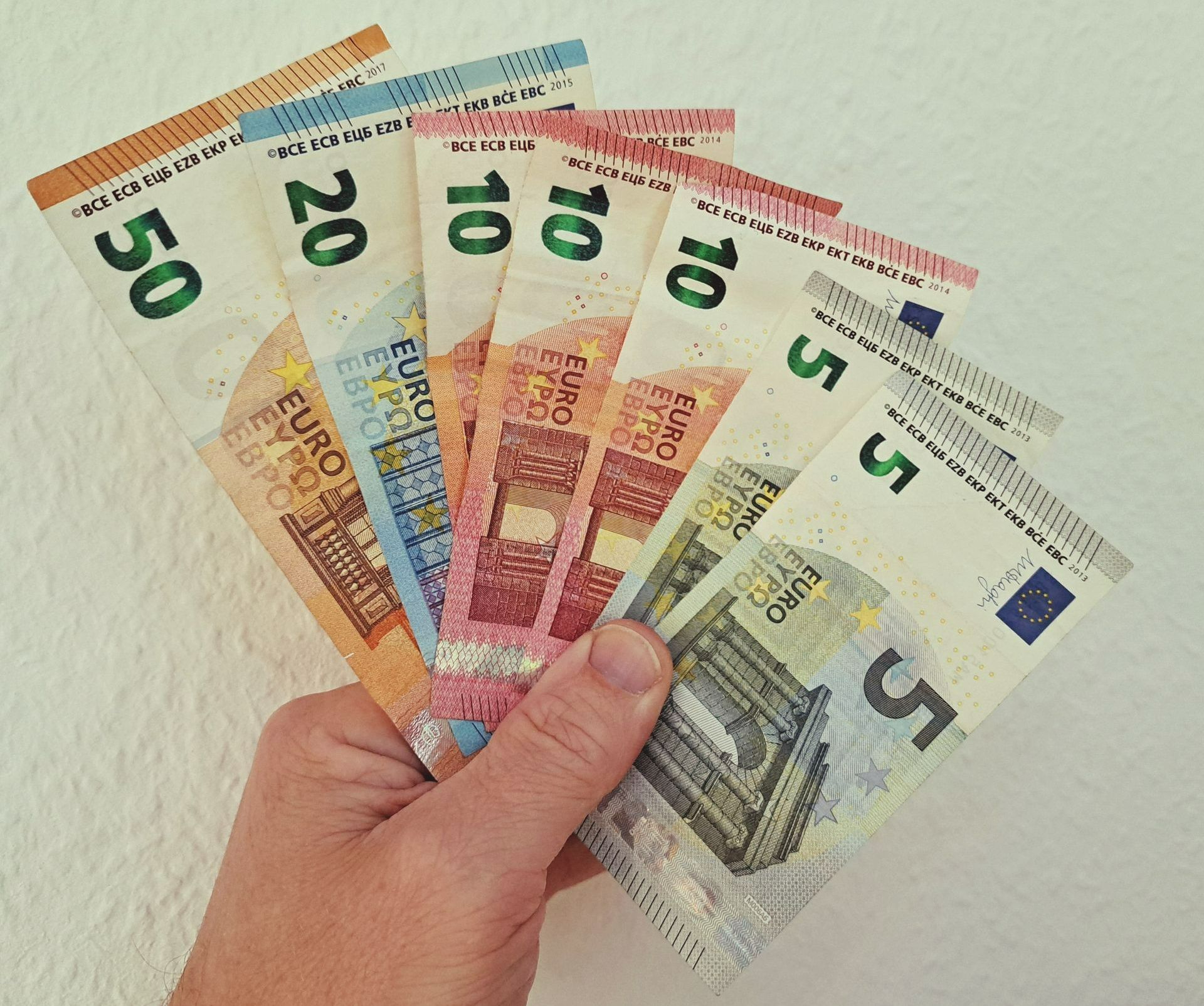 eine Hand mit einem Fächer Geldscheinen