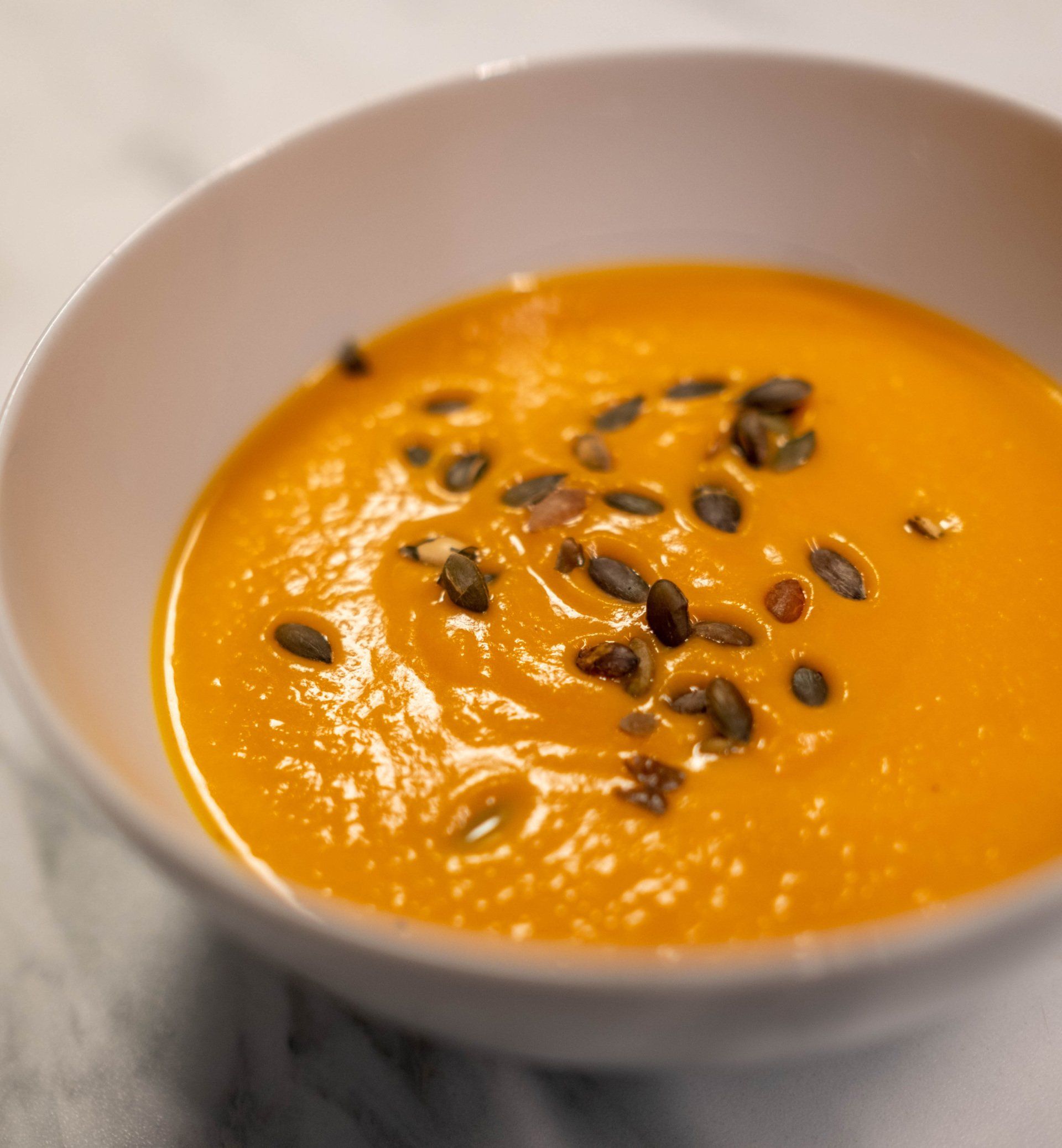 Kürbissuppe mit Kürbiskernen garniert