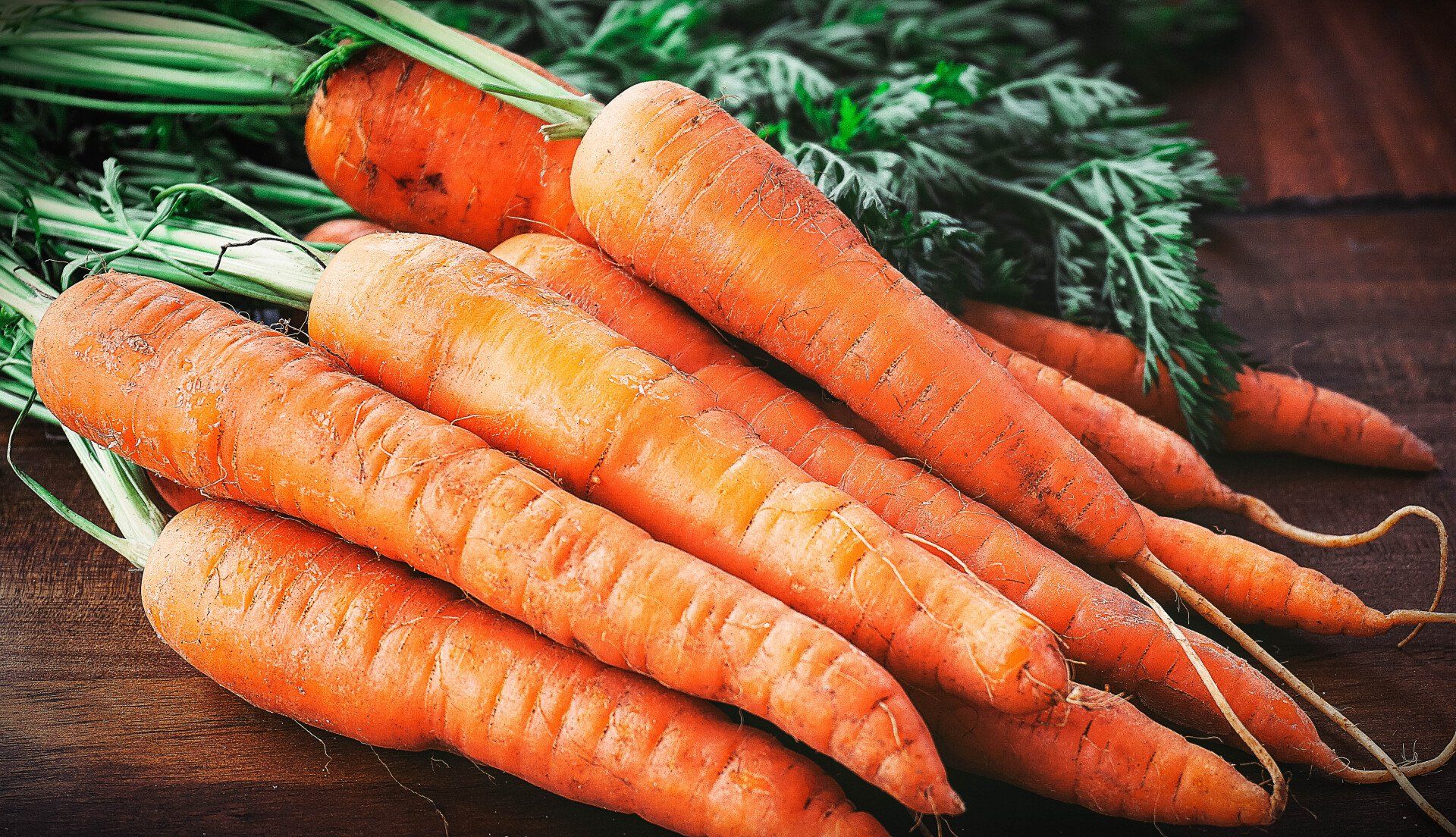 Ein Bund Möhren auf einer Holzarbeitsplatte