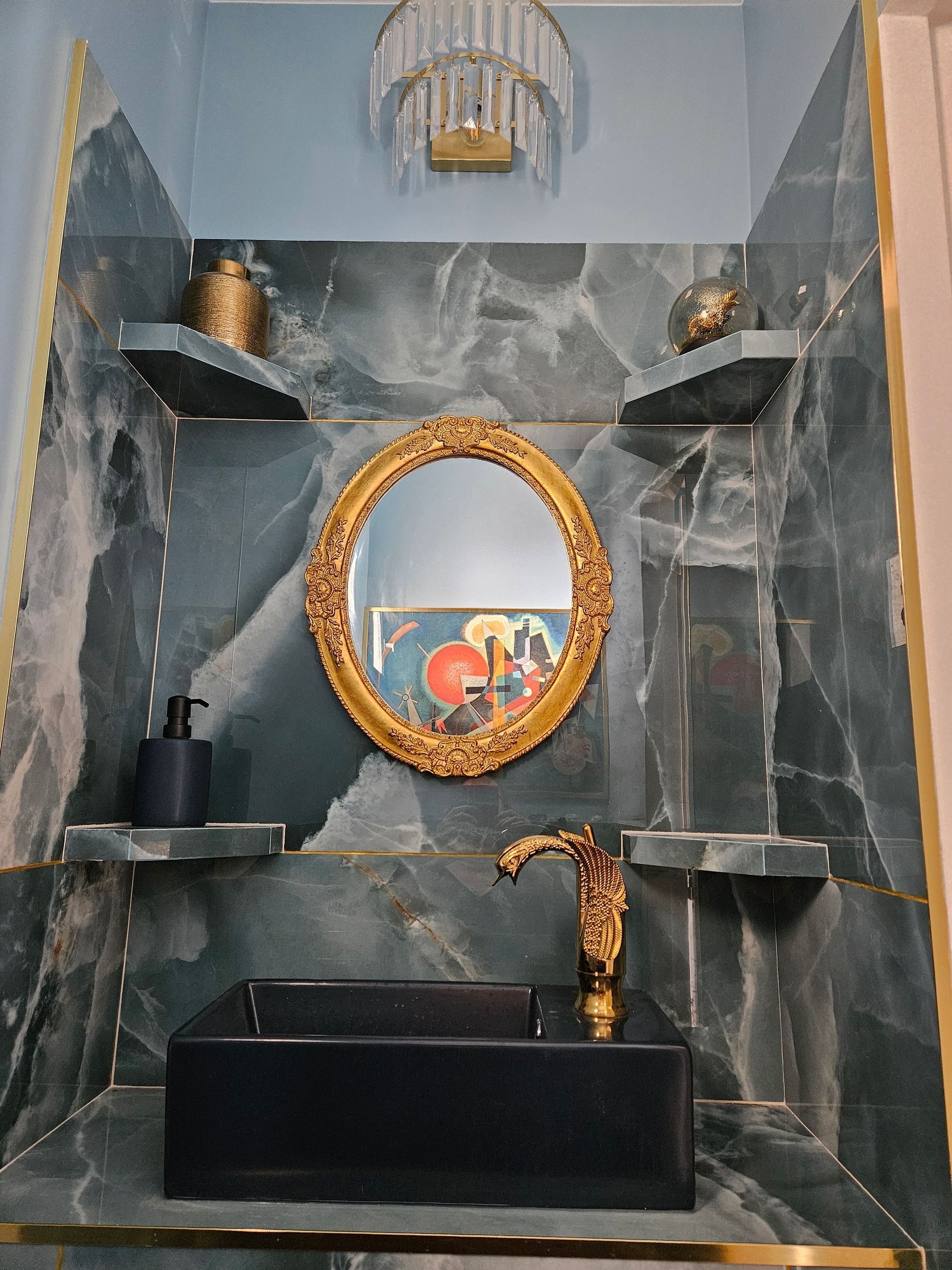 Rénovation de toilette, miroir, dorures, décoration, pose de lavabo et robinetterie, carrelage grande taille, peinture enduit