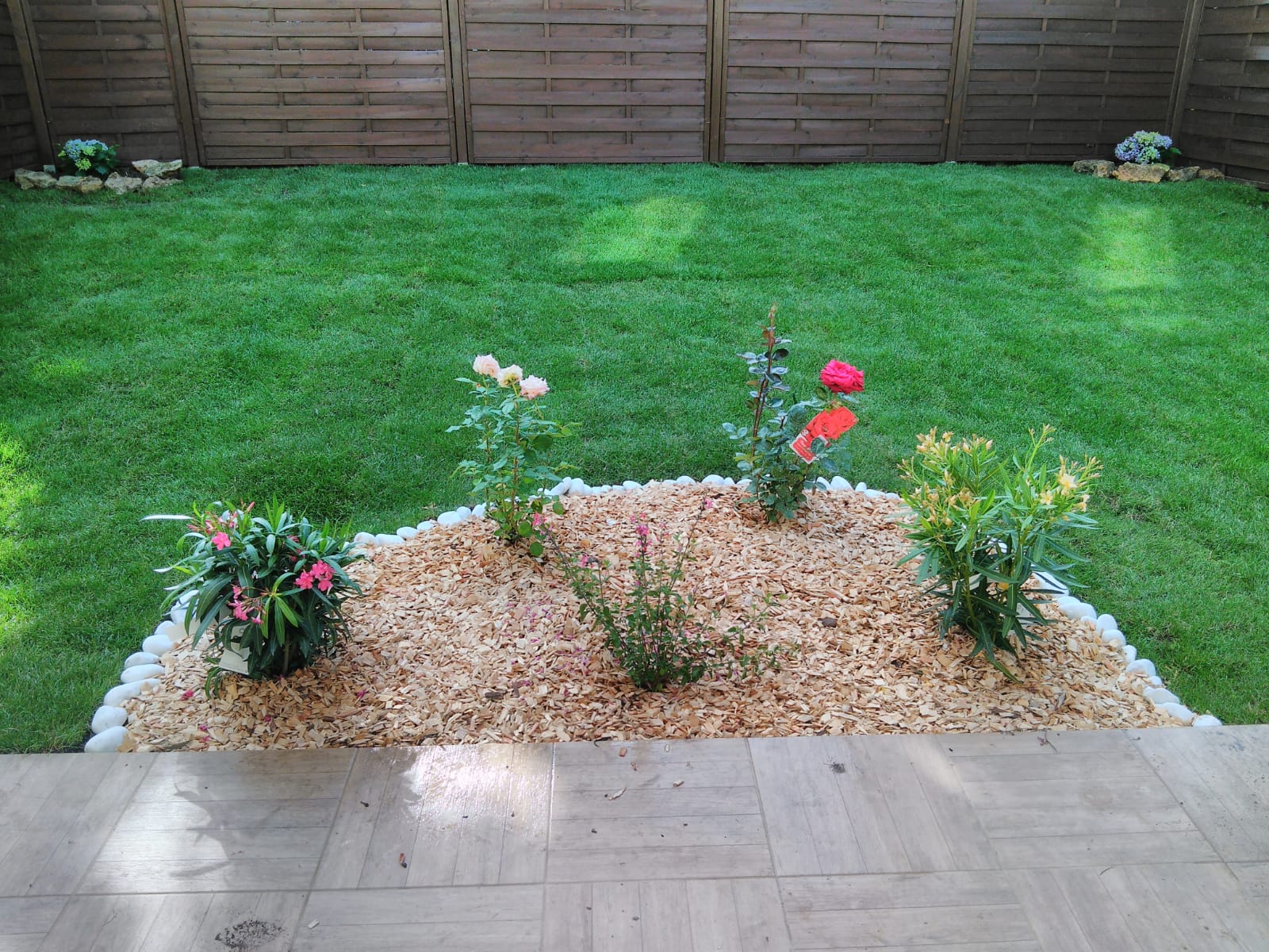 Pose de rouleaux de gazon, réfection de pelouse, gazon plaquage, préparation sols, épandage de graviers, galets marbre blanc.