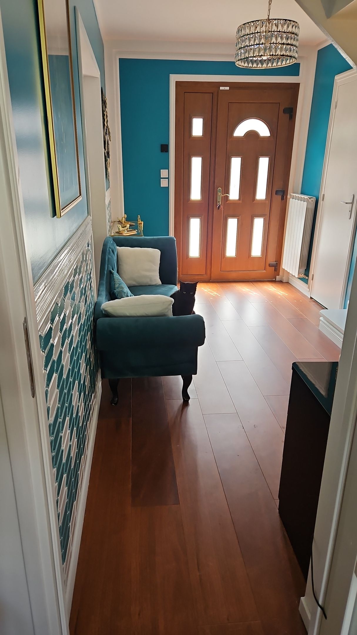 Entrée cosy et joyeuse, peinture, parquet, enduit, ponçage, moulures, 2 tons, couleurs, stratifié, décoration, électricité.