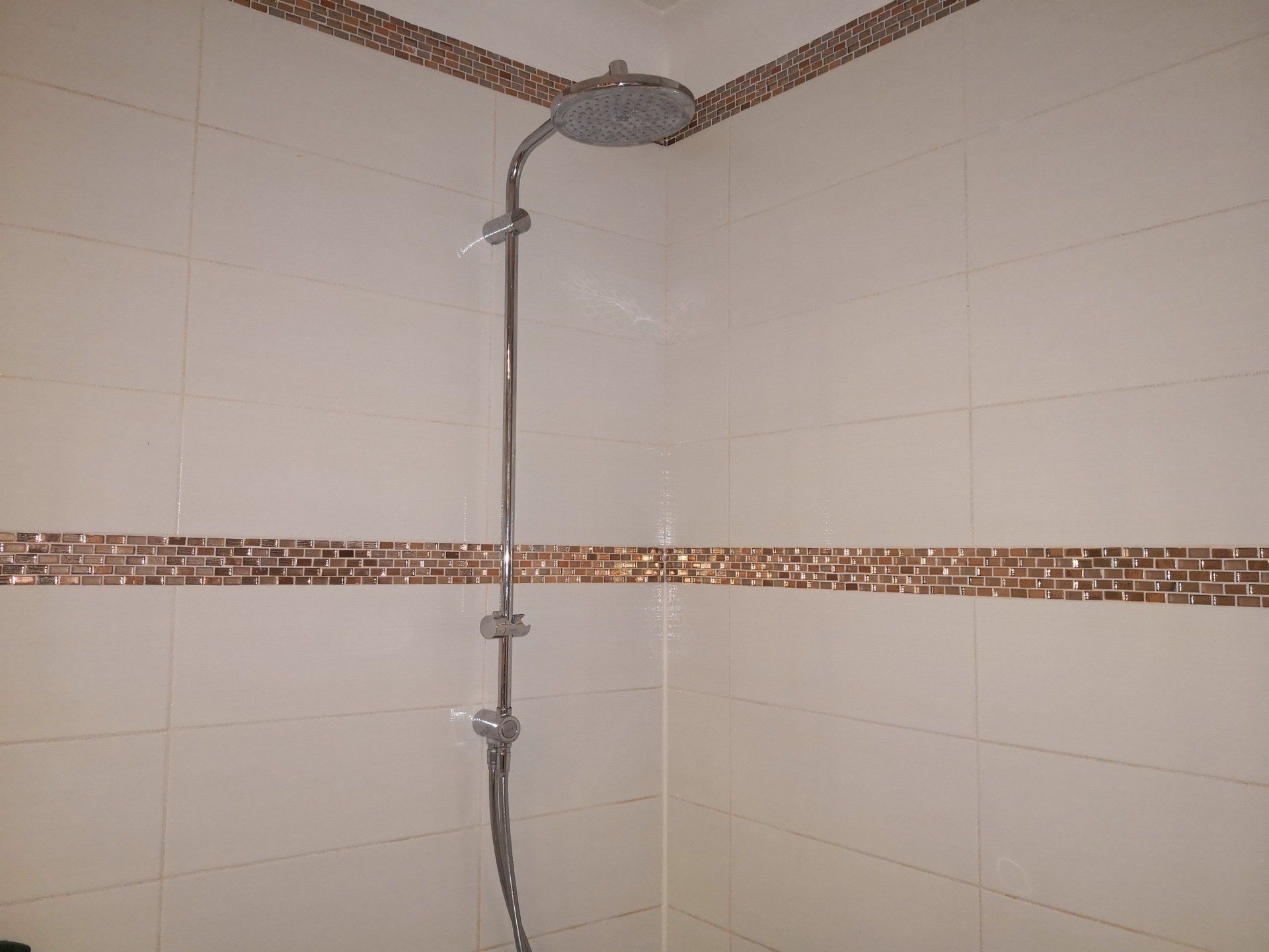 Rénovation salle de bain, insertion de la plomberie, vidange, pose de carrelage et mosaïque, pose de paroi de baignoire