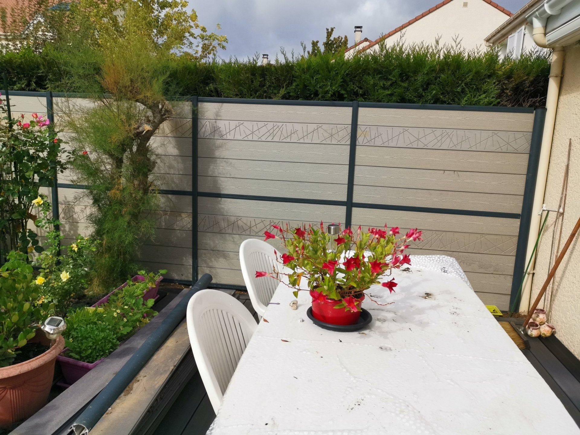 Pose de clôture, lames composites, scellement des poteaux, pose sur platine, profils de finition, décoration, paysagiste