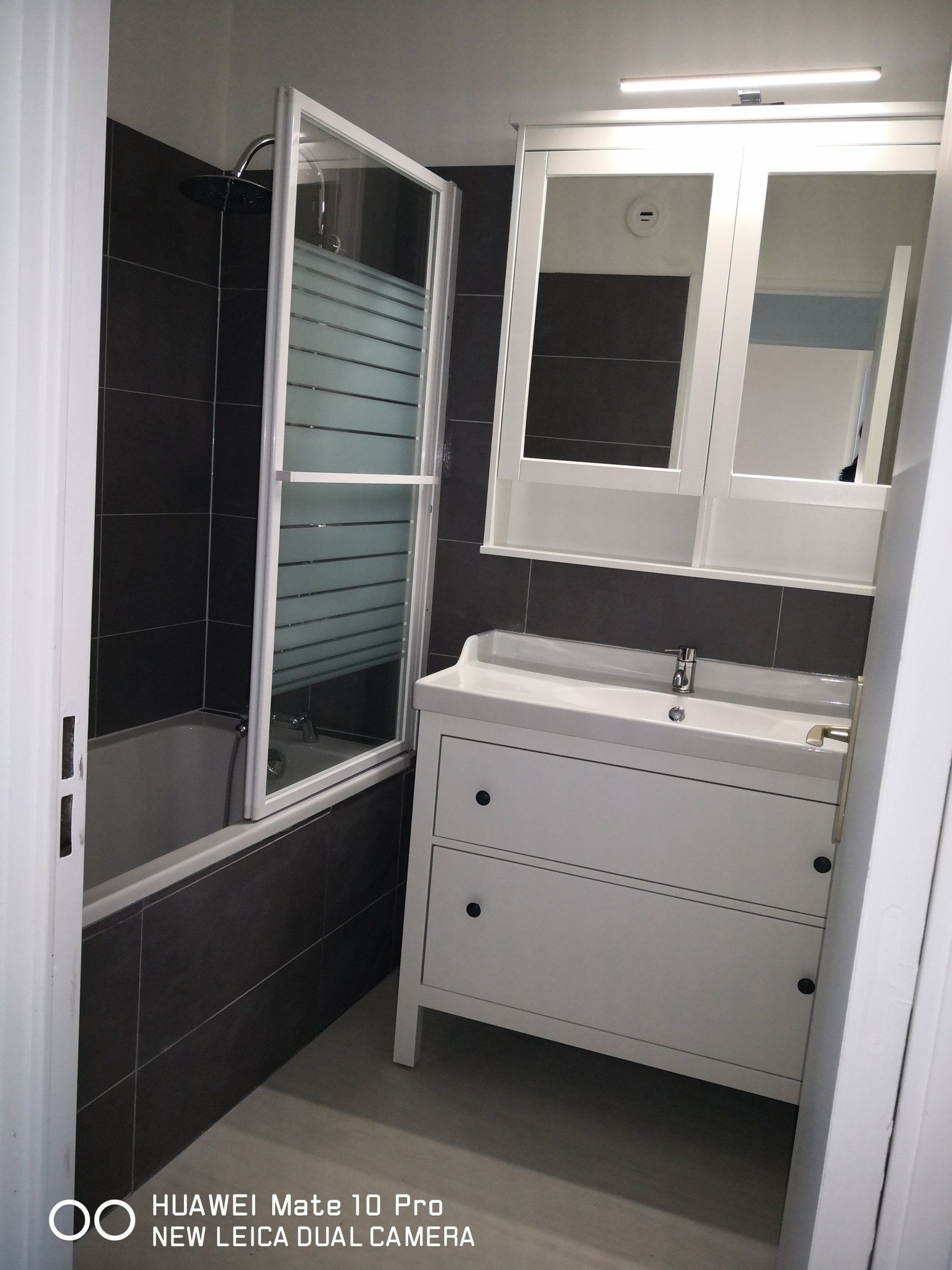 Travaux de rénovation salle d'eau, salle de bain, pose paroi de douche, assemblage meuble, pose lavabo et mitigeur, miroir.