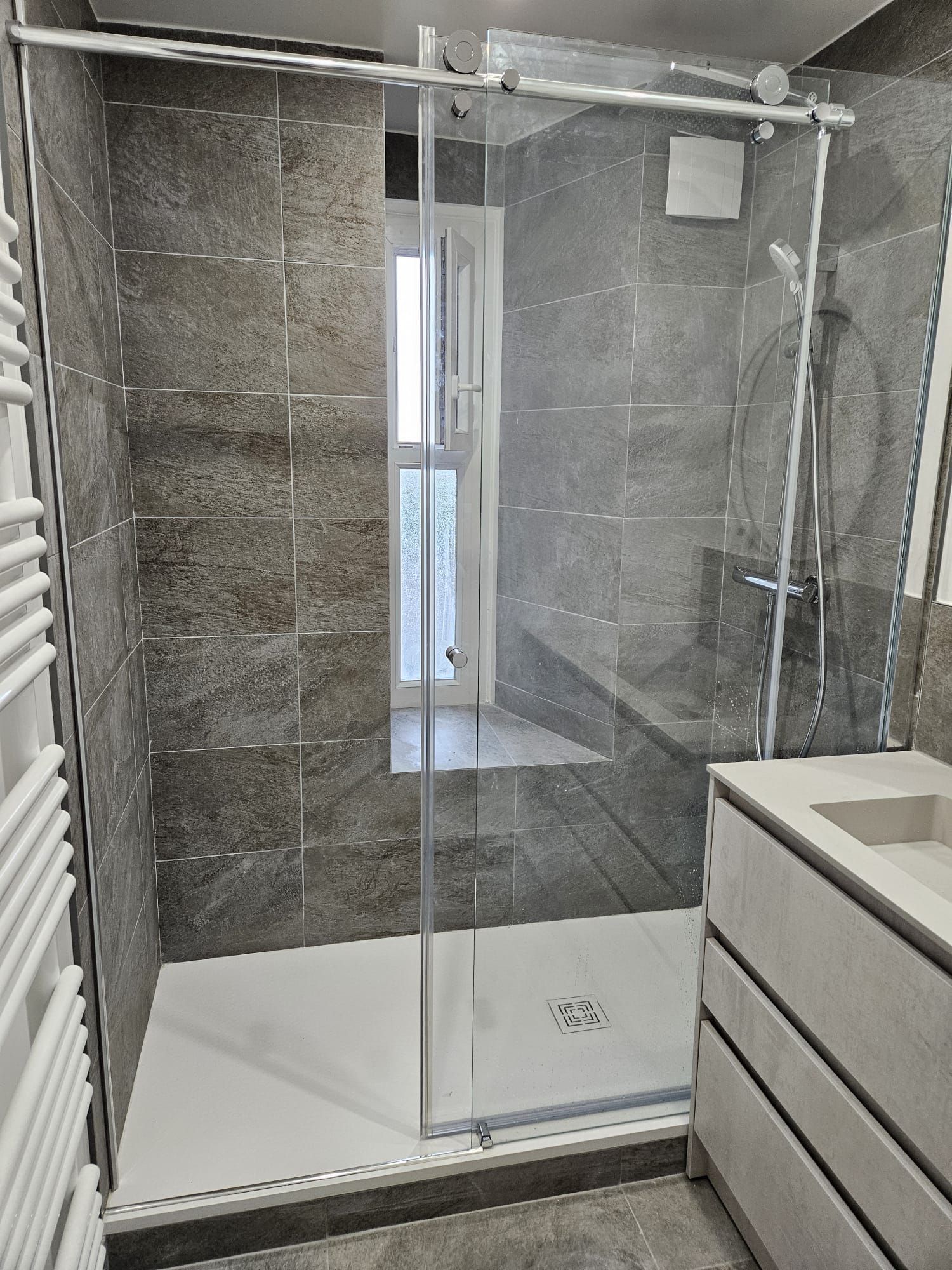 Rénovation salle de bain, salle d'eau, carrelage, paroi de douche coulissante, étanchéité, insertion de la plomberie, colonne