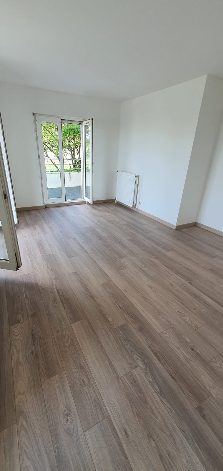 Travaux de rénovation enduit peinture sur murs et plafond, ponçage, réparation des fissures.