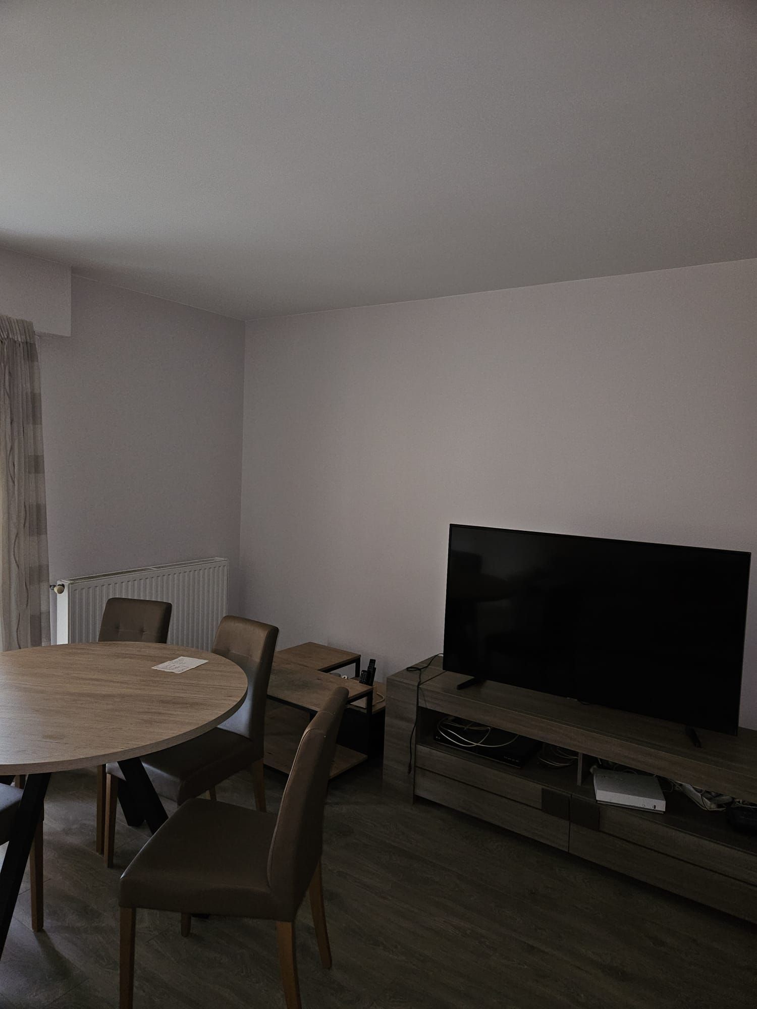 Rénovation peinture, enduit, ponçage, murs et plafonds, réparation et comblement de fissures.