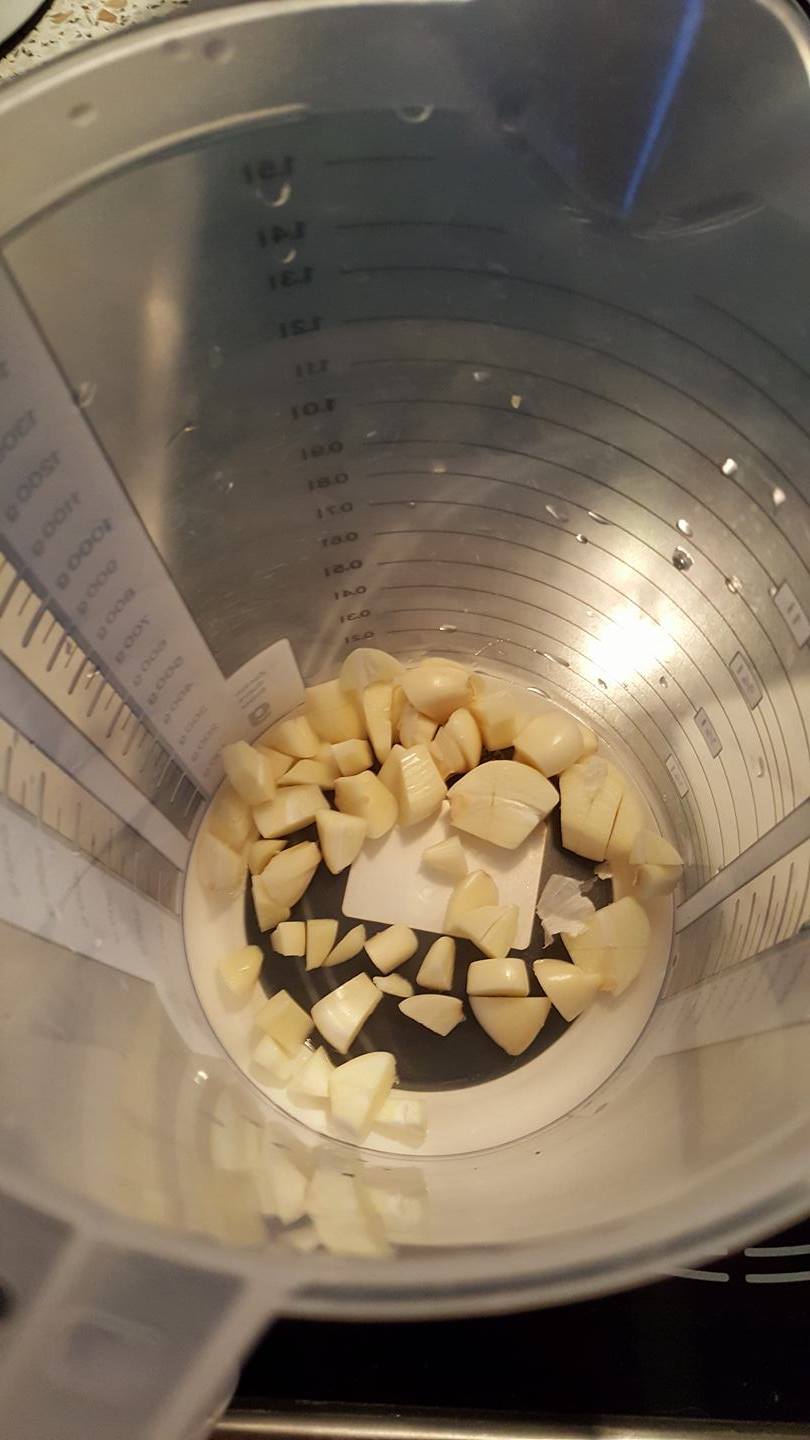 DIY Fliegenspray geschnittener Knoblauch