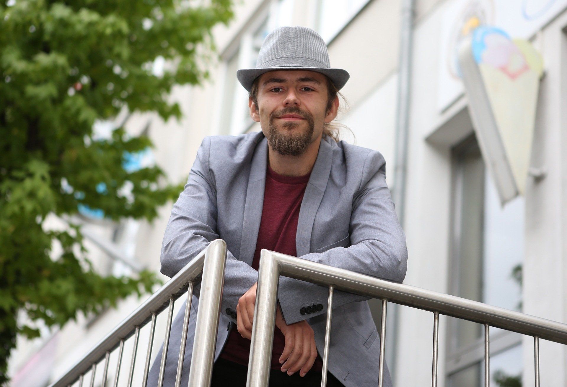 Hagen Thiele lehnt über ein Geländer