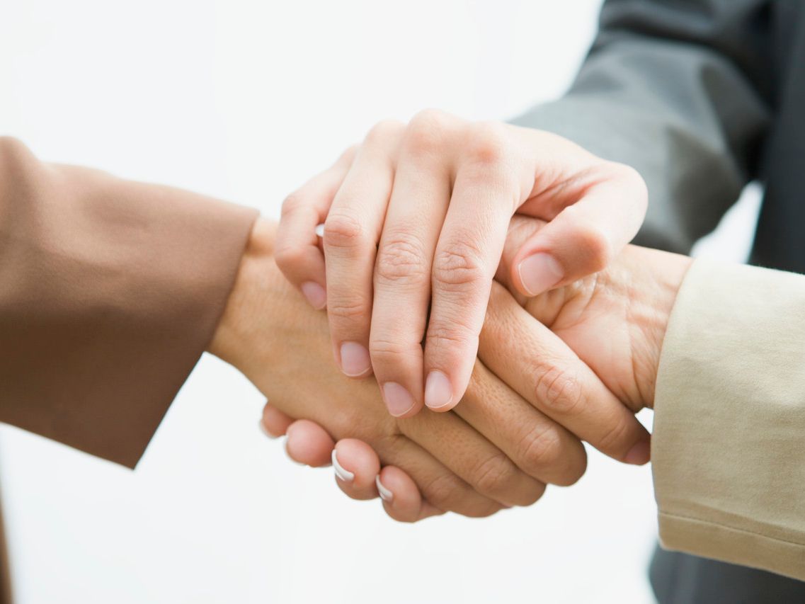 Kontakt zu RA Kühn aufnehmen Drei Menschen geben sich die Hand, Kontakt