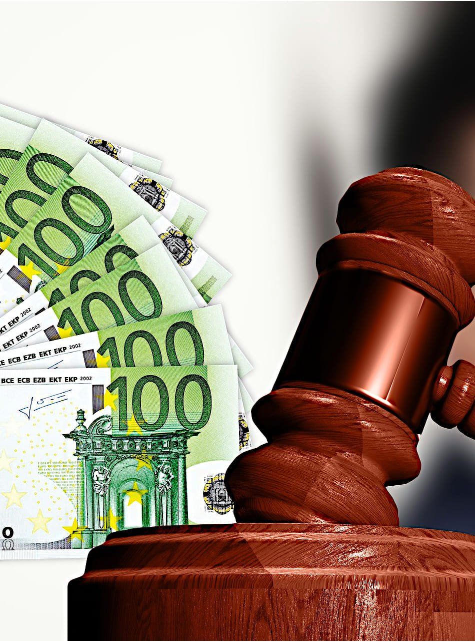 Streit in Erbengemeinschaft lösen, Testamentsvollstreckung, Erbschaftsteuer mindern Erbengemeinschaft, Hammer Richter und Geldscheine