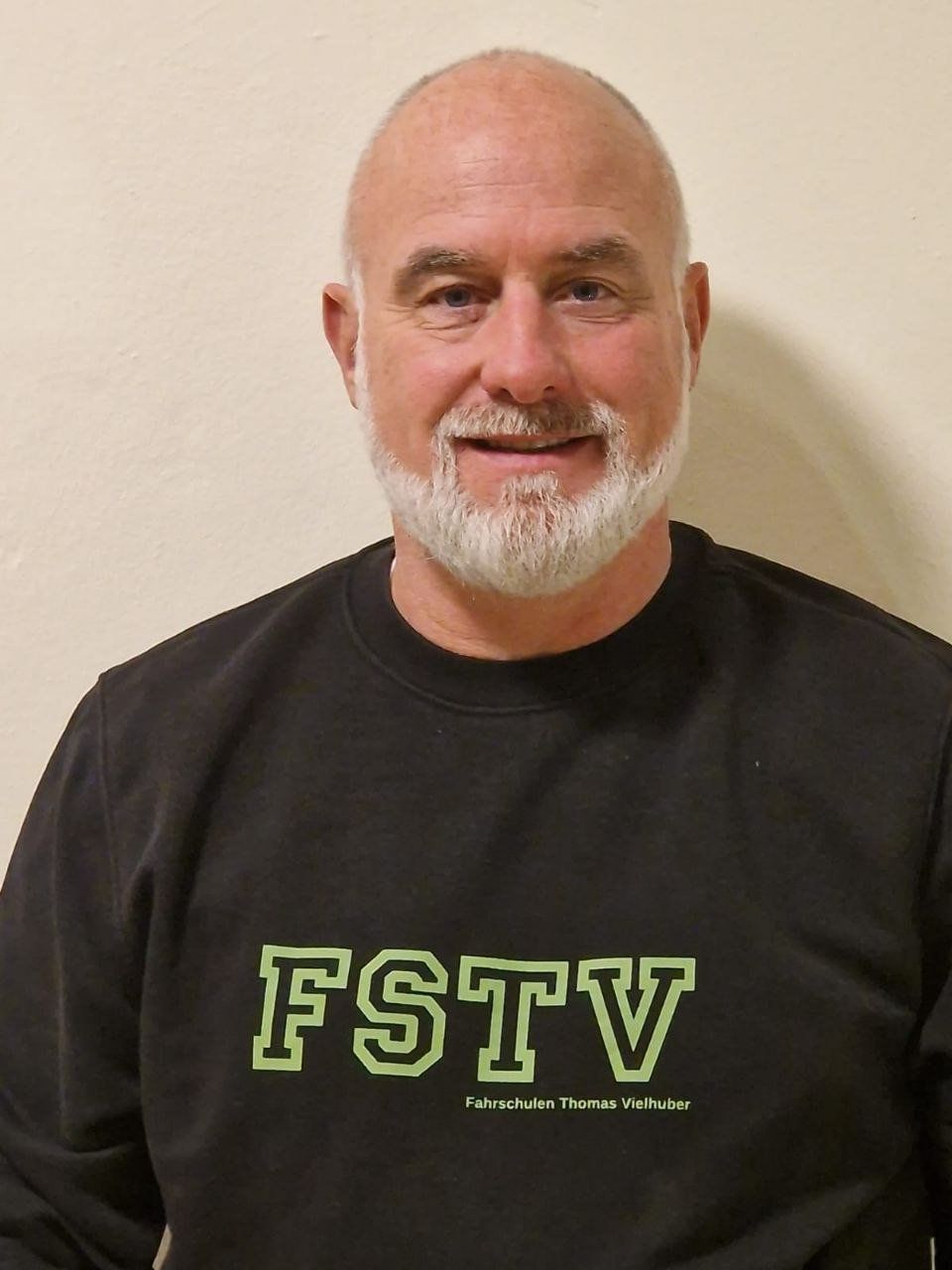 Hallo mein Name ist Thomas Vielhuber und ich bin Fahrlehrer, Kraftverkehrsmeister und Verkehrspädagoge. Gerne verwirkliche ich kreative Ideen und realisiere Projekte jeder Art. Ich genieße die Situationen auf der Straße und im Unterricht mit unseren Kunden und begleite gerne meine Fahrschüler auf ihrem Weg zum Führerschein.