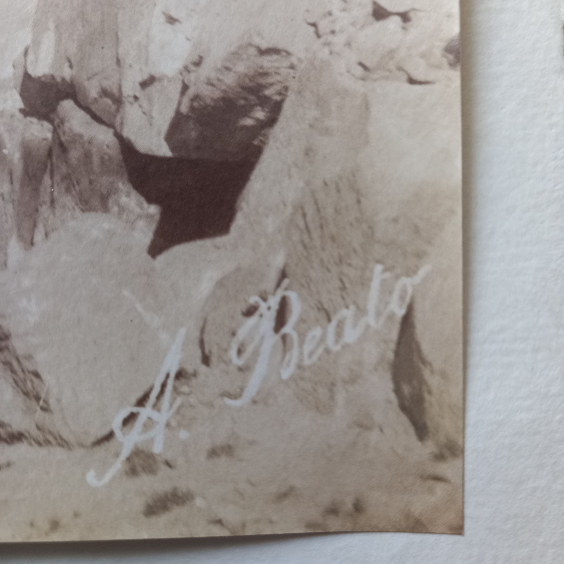 antonio beato, signatur in der Platte.