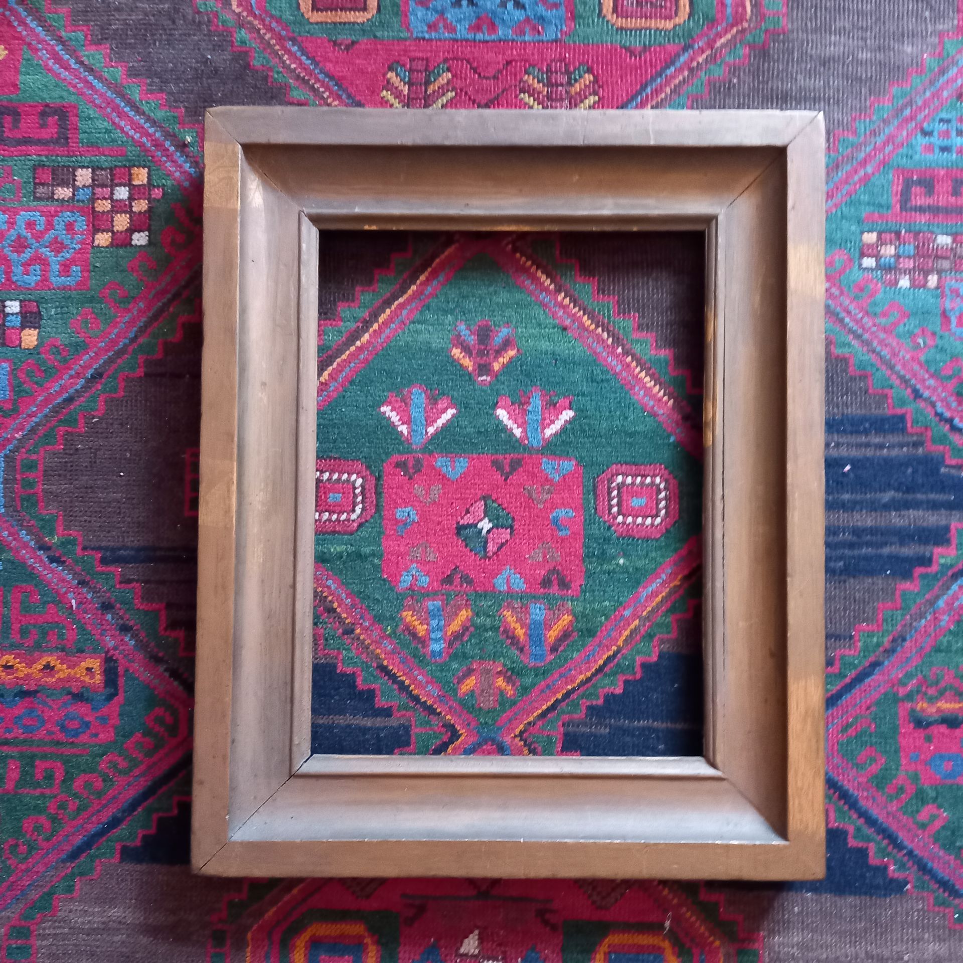 Ein sehr ,alter Bilderrahmen mir einer braunen Lasierung über einer Goldbronze Schicht, Falzmaß 43 x 32,5cm, Rahmenbreite 8,5 cm.