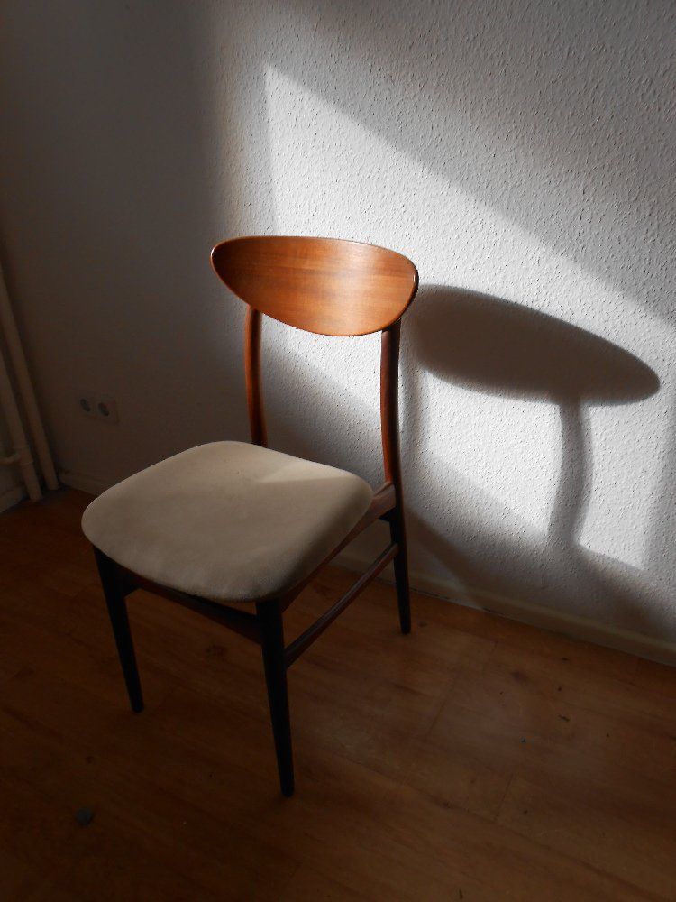 moderner Stuhl aus rot-braunem Teakholz im skandinavischen Stil