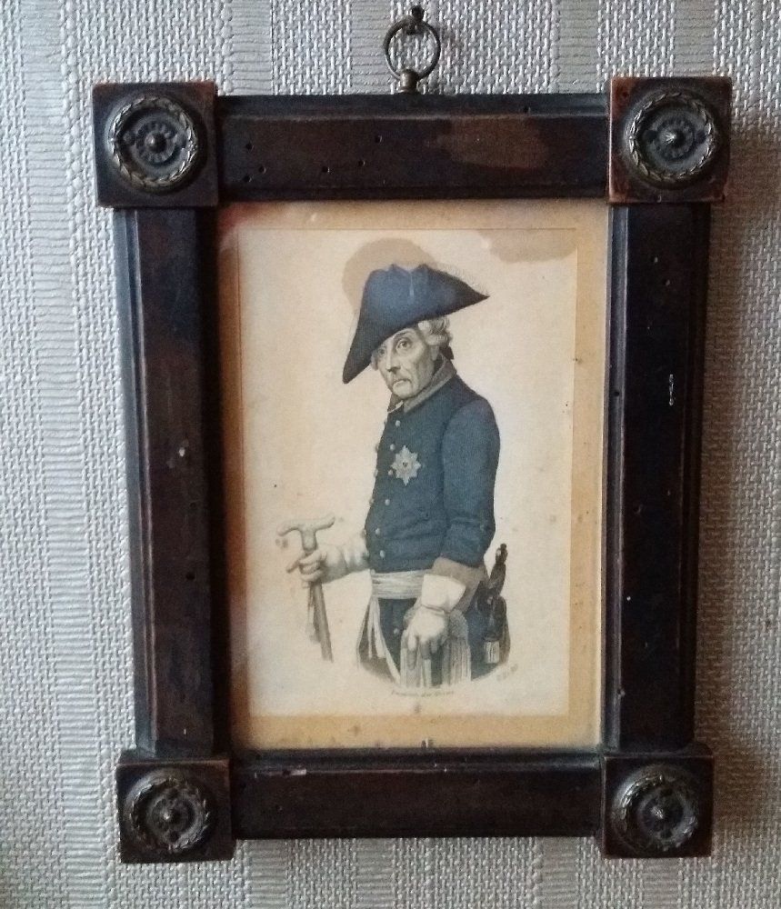 kleine, dunkele Leiste mit Eckrosetten aus Bronze