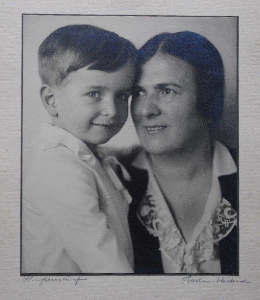 Mutter und Sohn nebeneinander auf einem Schwarz-weiß Foto