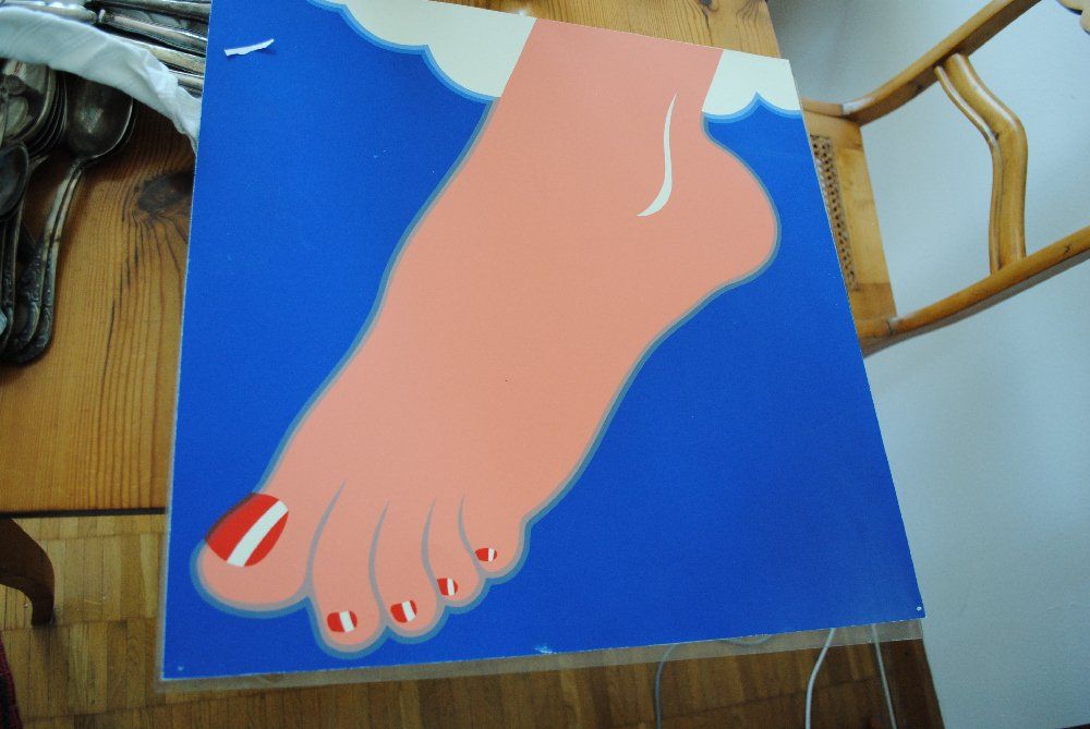 Tom Wesselmann,Fuß mit rot lackierten Fußnägeln vor blauem Himmel.