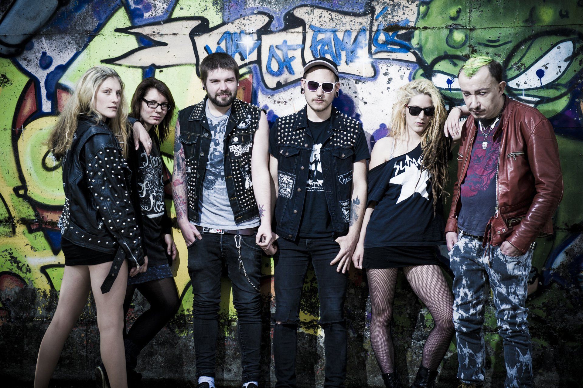 Auf diesem Bild sieht man eine Rockband. Sie tragen tolle Kostüme.