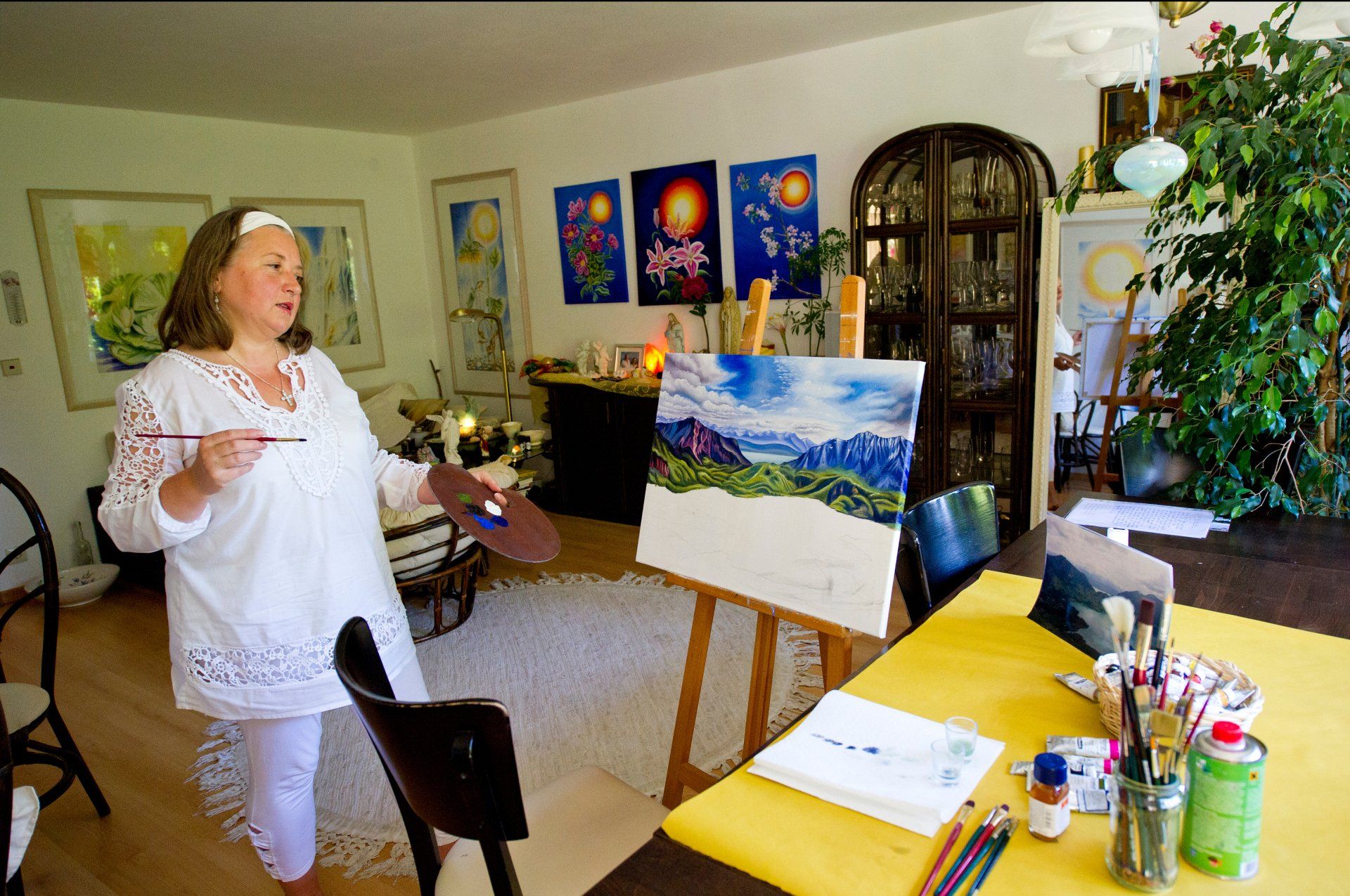 Auf diesem Bild sieht man eine Frau beim Malen.