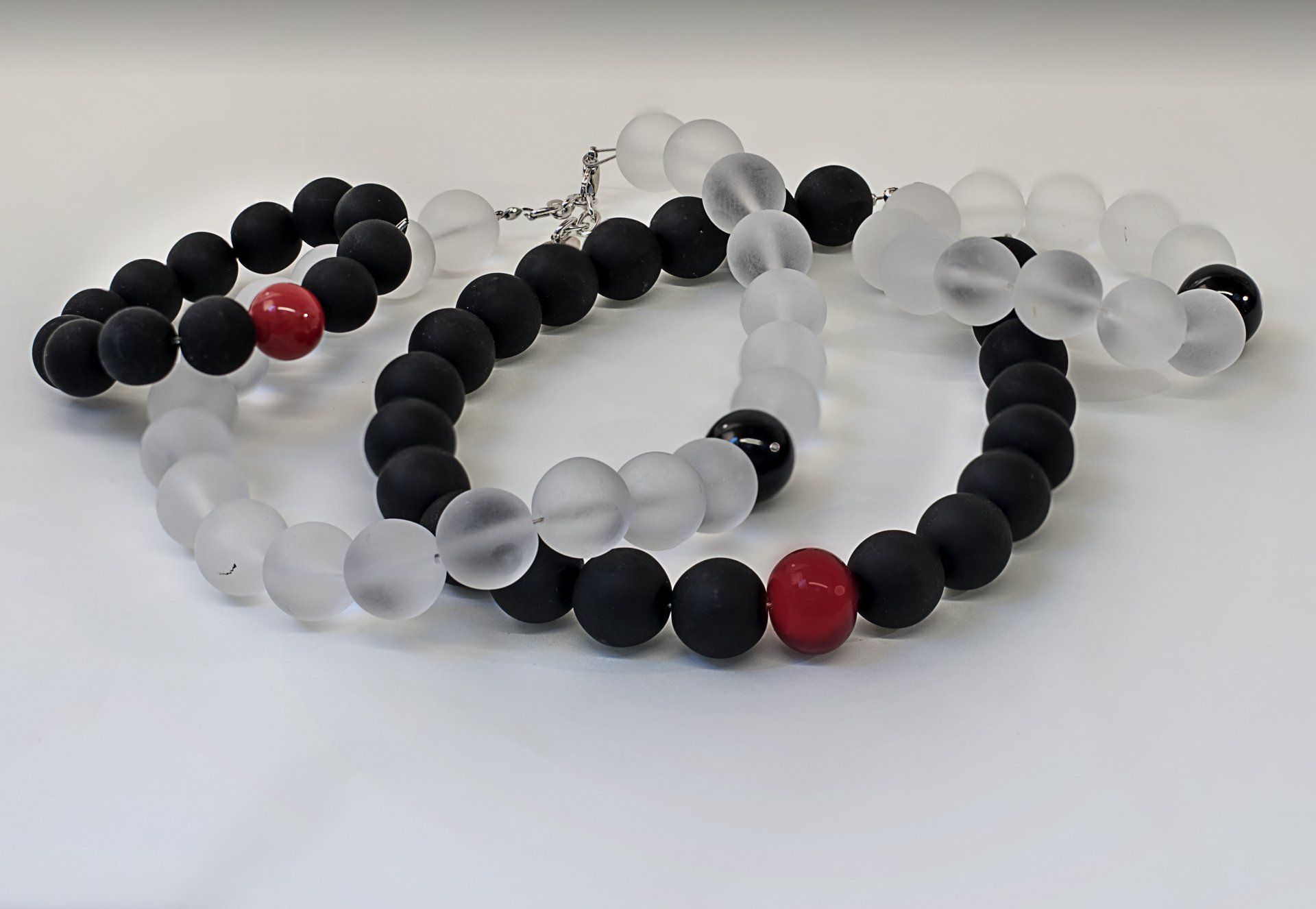 LA23 is a necklace made with  sandblasted Murano glass and one bright beads.  Length cm. 42 ( inch 16,53)  the beads are beautiful glass balls inserted in a steel wire and the closing is in aluminium (hypoallergenic metal) and it's possible adjust the length until cm 50 (inch 19.70).  This is a beautifull and different dècollètè made in according to the current fashion. It is shipped in a gift box of rigid cardboard canvassed with black background terry velvet.