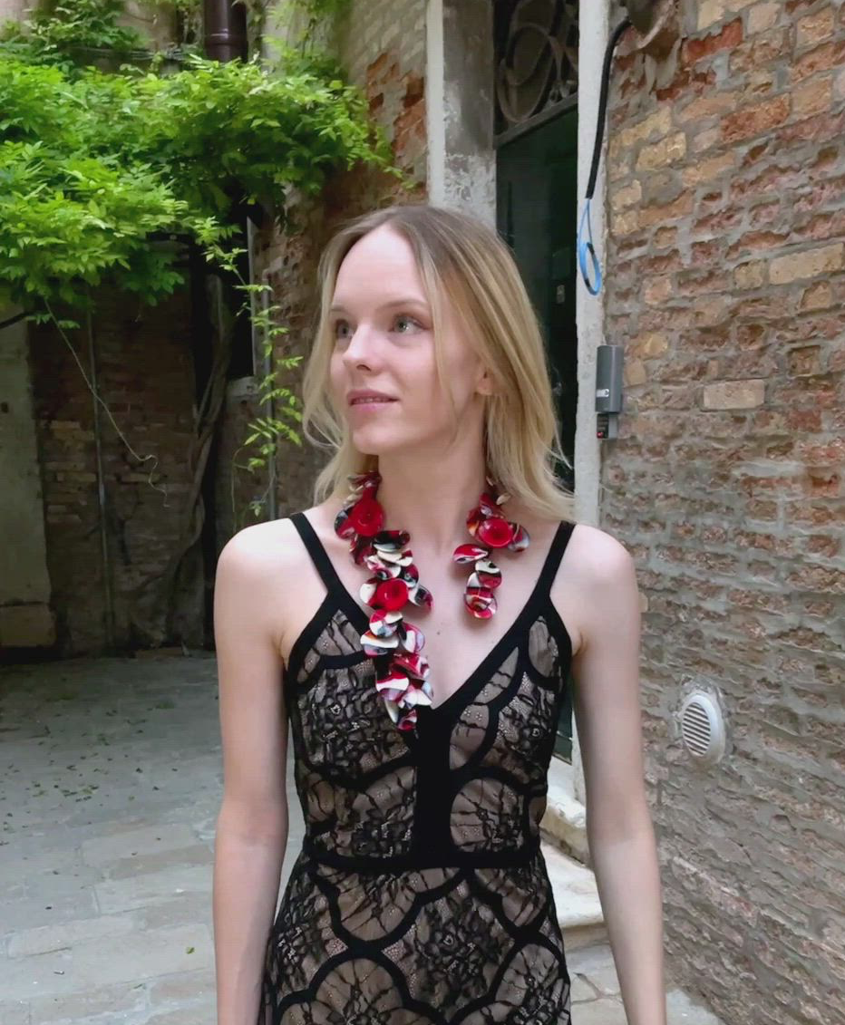 Ornamental and wonderful Murano glass necklace made with rigid metal and really beautiful glass red/withe/black flowers and glass red leaves made in lampworking techniques. this is very original, special, decorative and different glass necklace the length is  this wonderful glass flowers necklace is handmade according to the current fashion. It is a necklace / sculpture suitable for important occasions and social events.