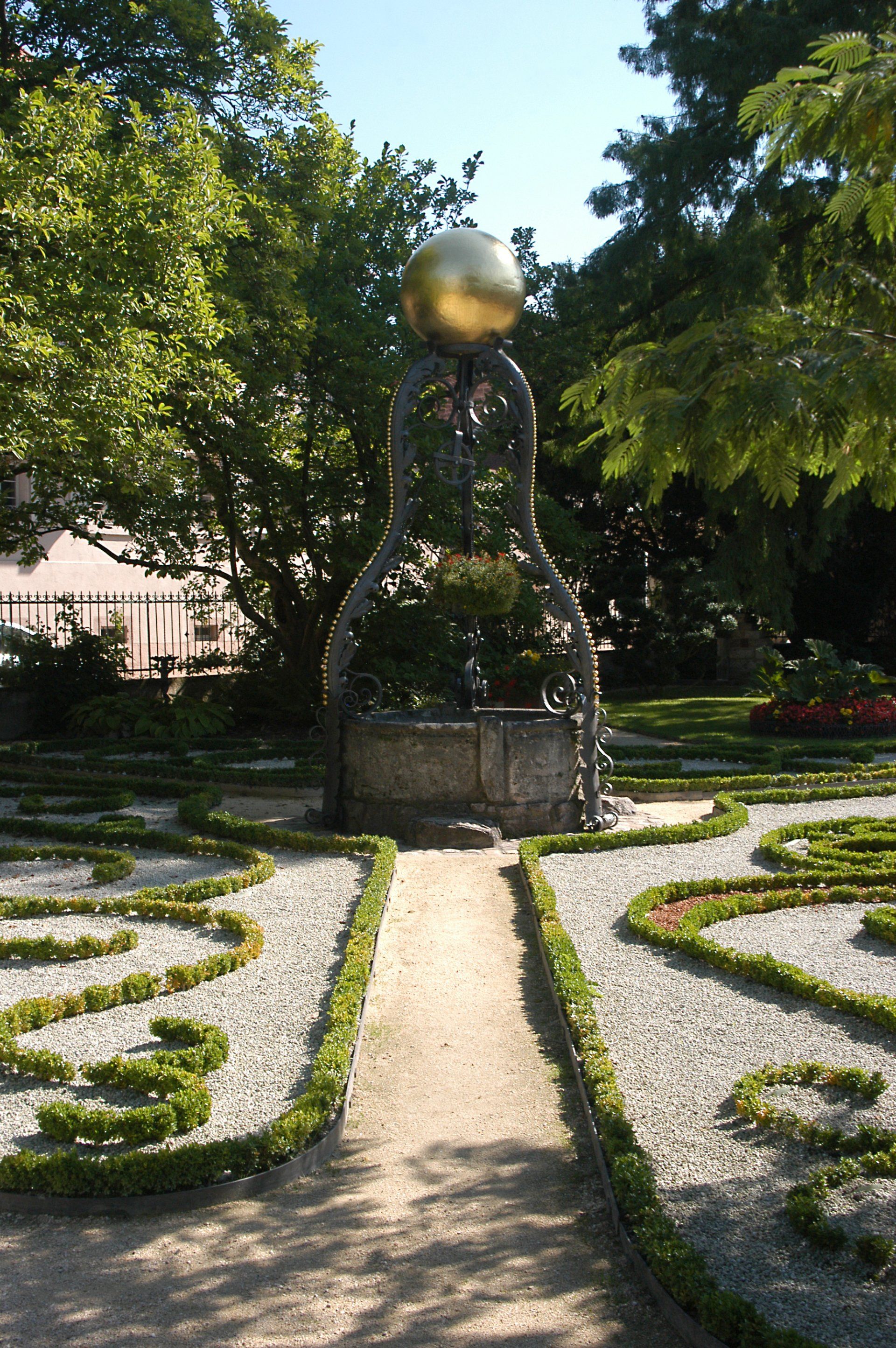 Katz'scher Garten mit Goldkugel - Gernsbach