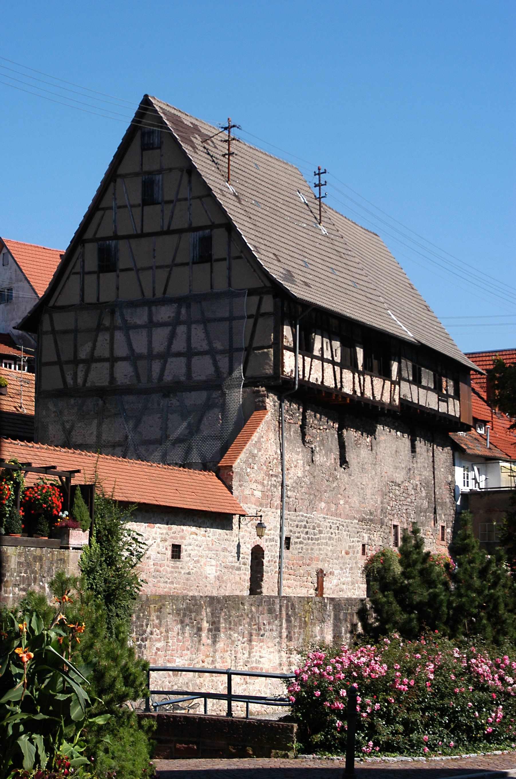 Zehntscheuer mit alter Stadtmauer Zehntscheuer mit alter Stadtmauer