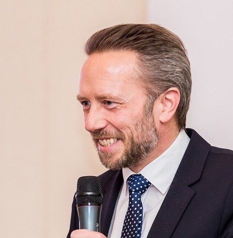 Marc als einer vor einem Teilnehmerkreis aus Führungskräften und Teamleitern