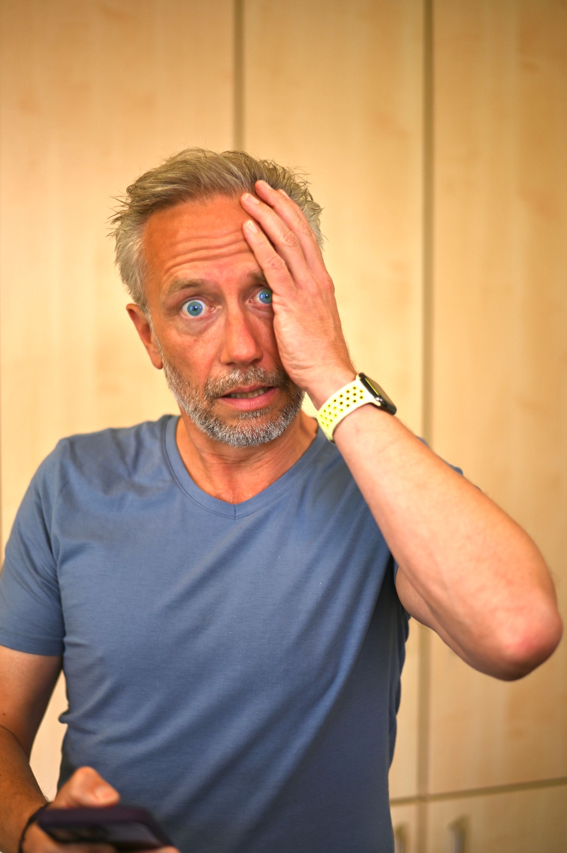 Eine Führungskraft, die ratlos drein blickt, weil sie nicht genau weiss, wie sie mit Mitarbeitenden