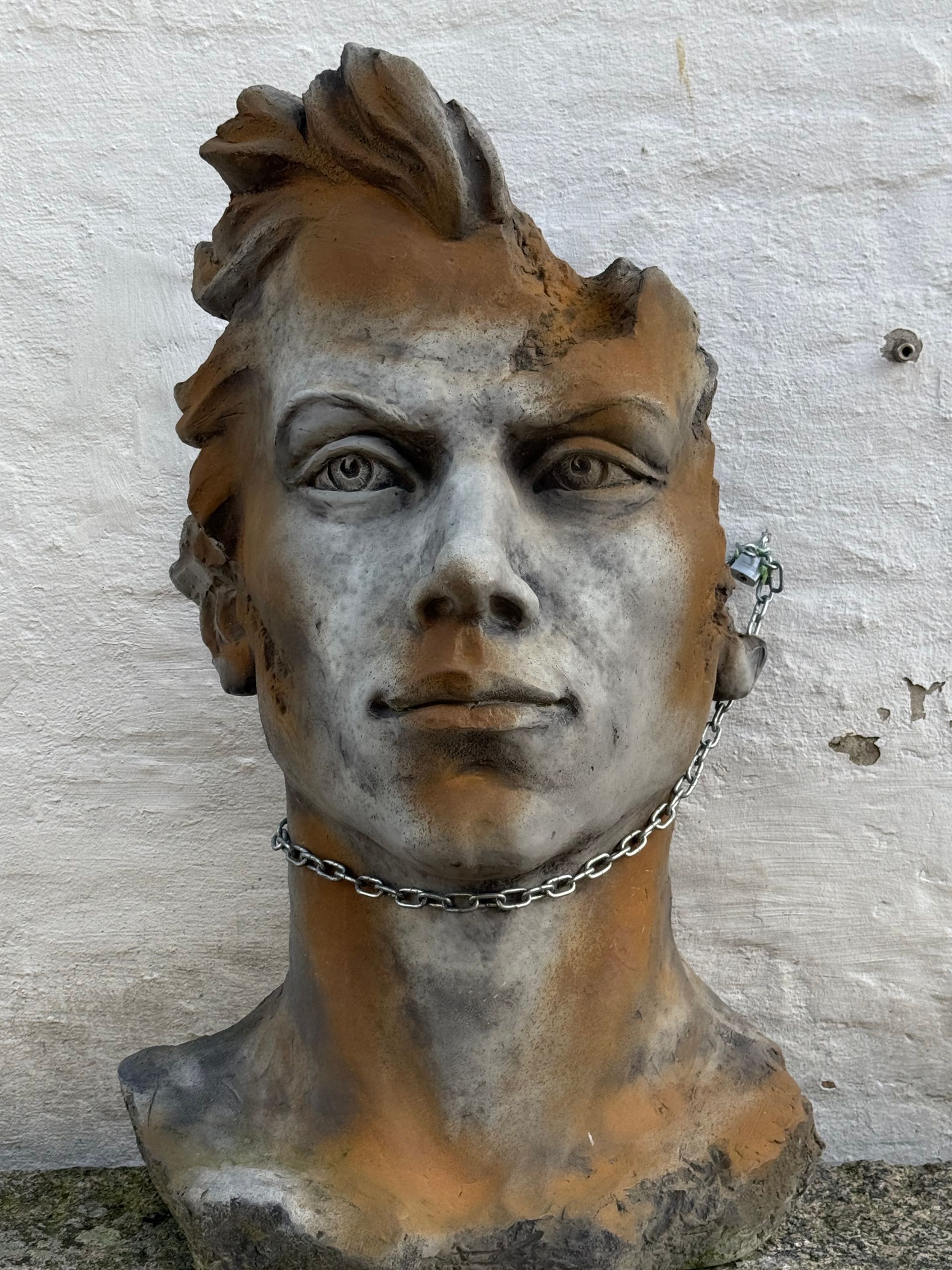 Eine Skulptur, die darstellt, das es wichtig ist, auch in den Kopf des Bewerbers schauen zu können.