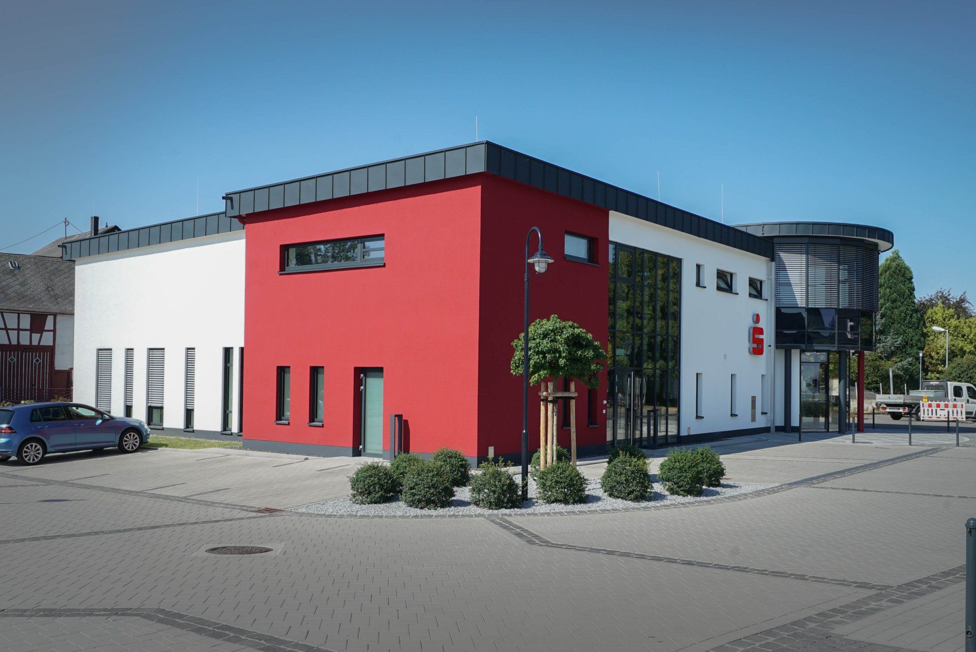 Neubau einer Kreissparkasse einschl. Vorplatzgestaltung in Kirchberg, 2015 BKI 7500-0025