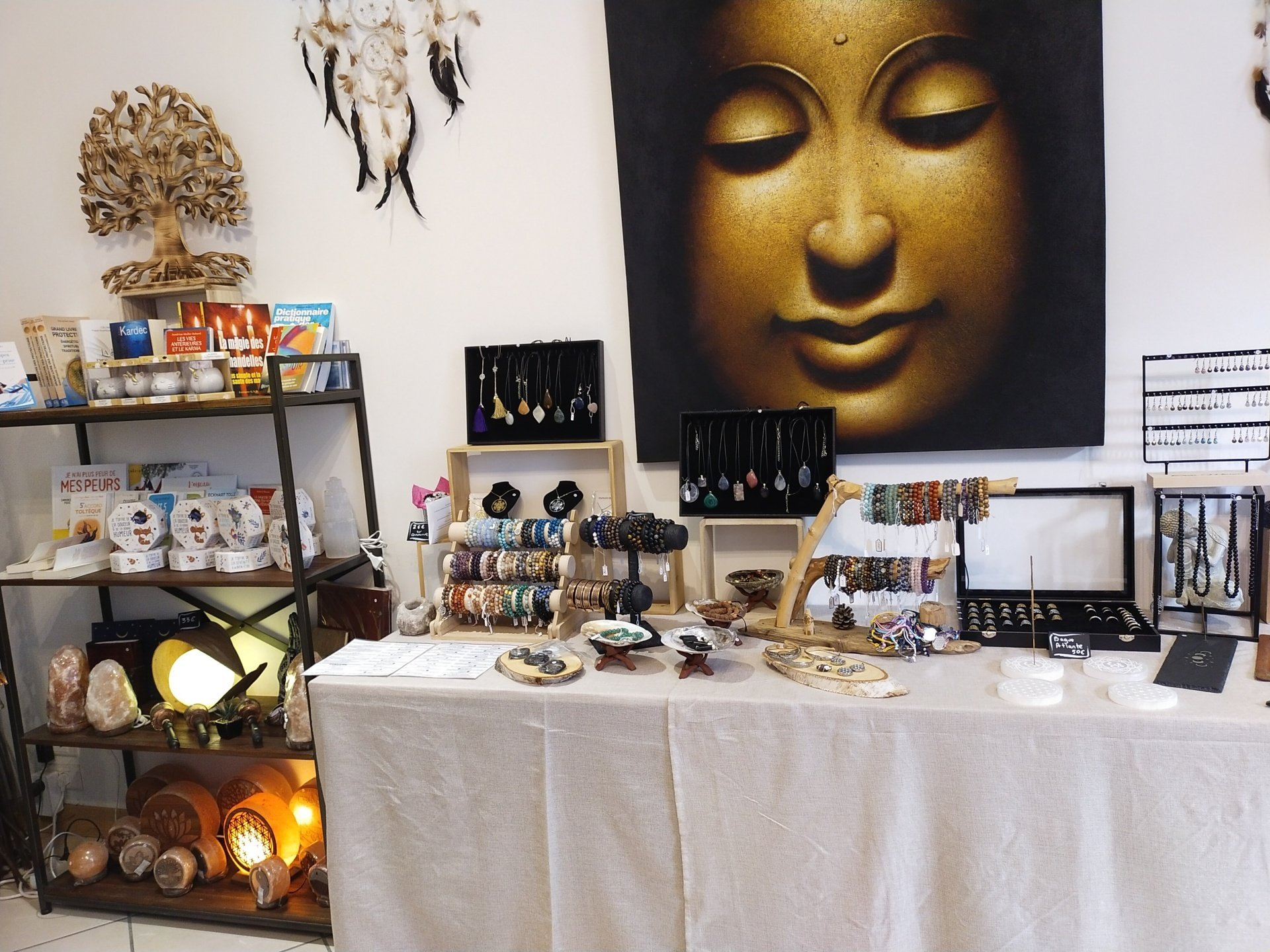 Création artisanale de bijoux en pierres semi-précieuses.