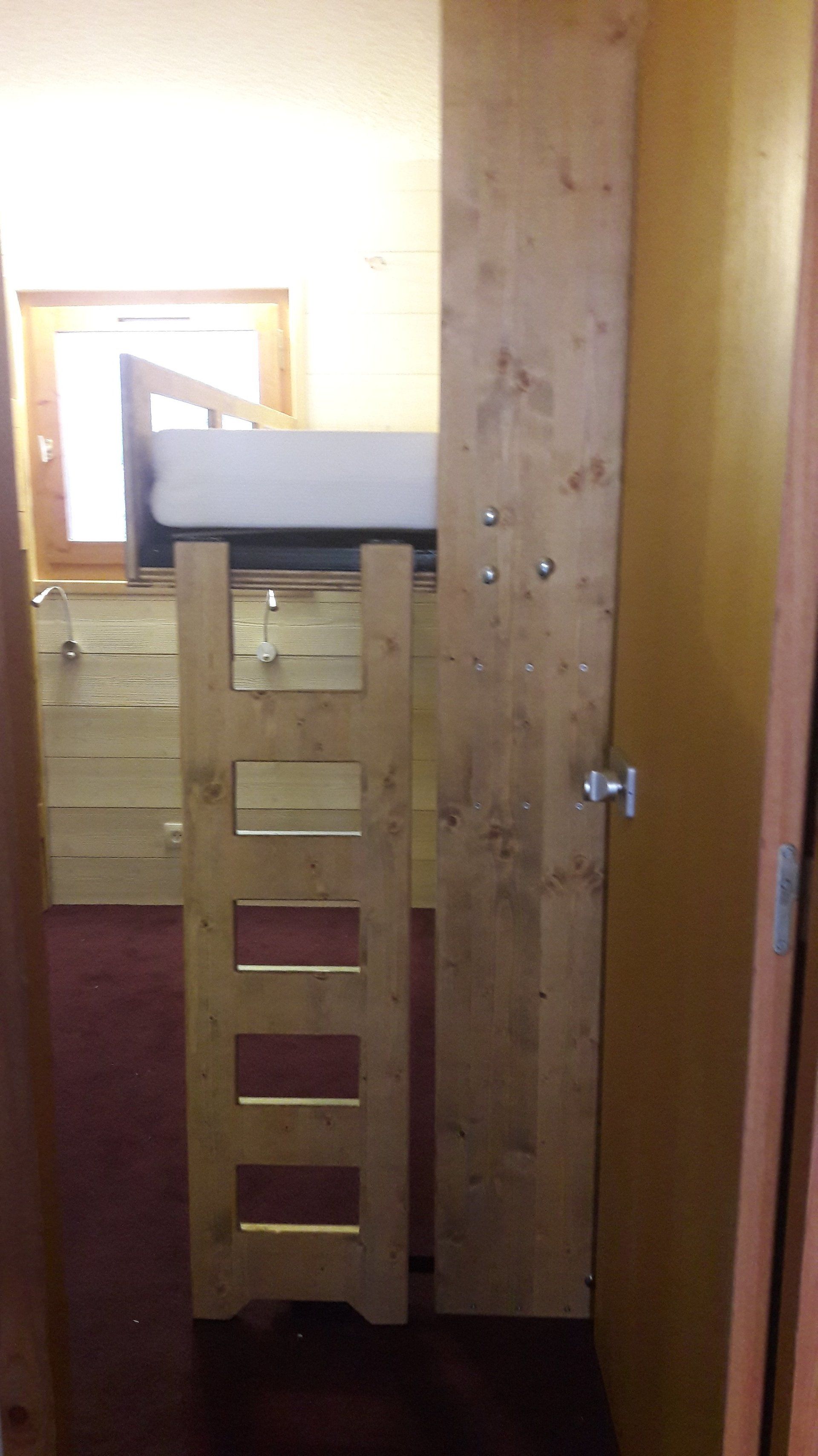 lit superposé escamotable avec rangement porte coulissante dessous