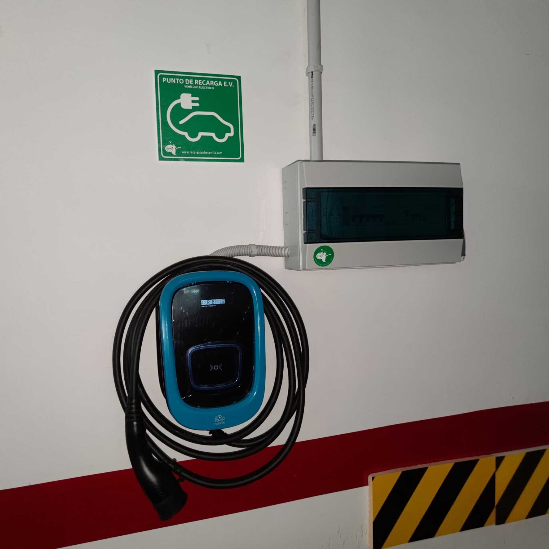 Precio cargador Policharger NW tipo 2 con llave antibloqueo para Citroen e-C4 eléctrico precio instalación punto de recarga en parking particular para Citroen e-C4 eléctrico