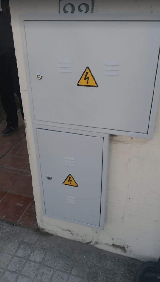 instalación de puerta metálica para CPM en fachadas